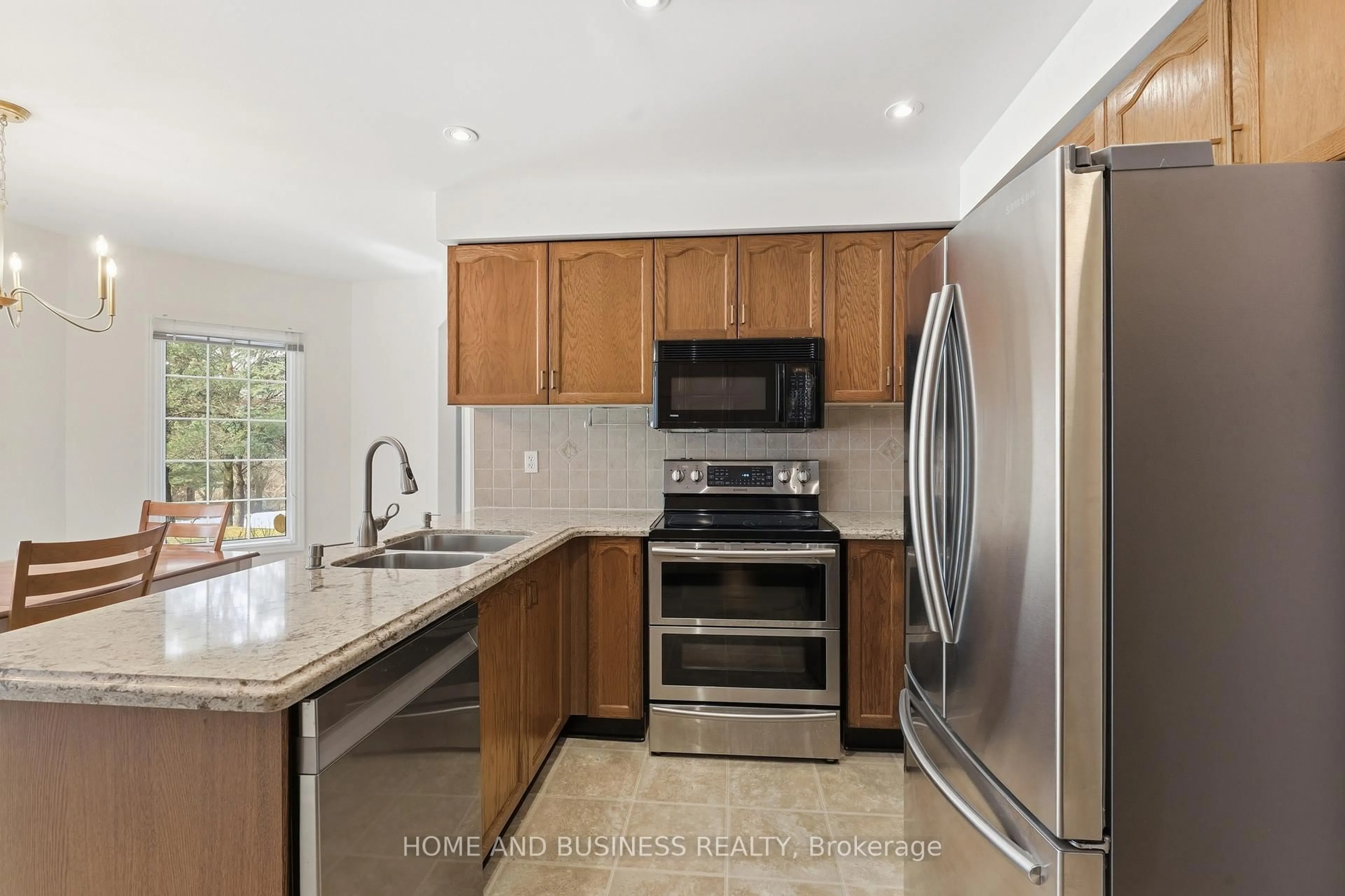 Standard kitchen, ceramic/tile floor for 1 Bayberry Rd, Mono Ontario L9W 6G5