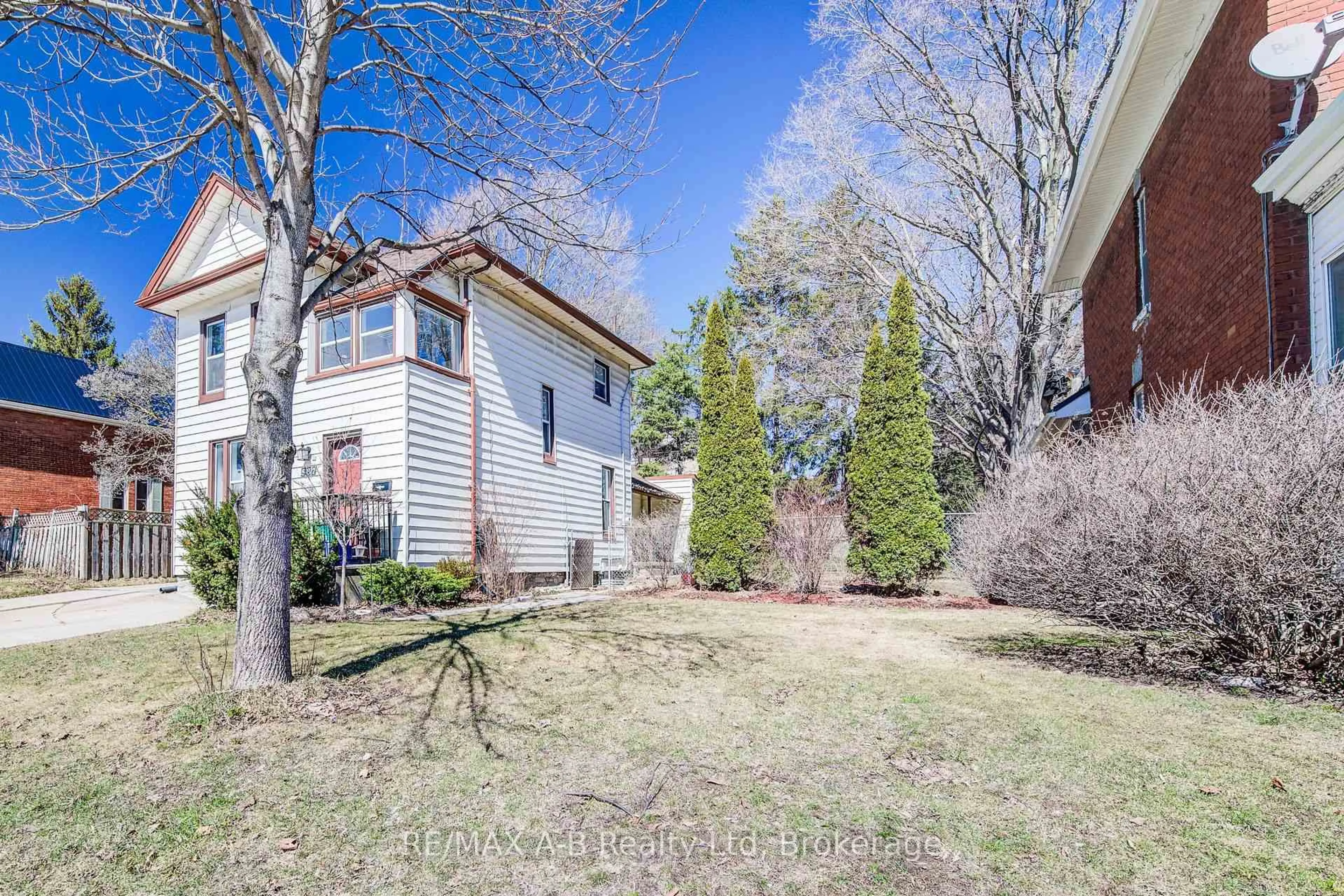 A pic from outside/outdoor area/front of a property/back of a property/a pic from drone, street for 587 Ingersoll Ave, Woodstock Ontario N4S 4Y4