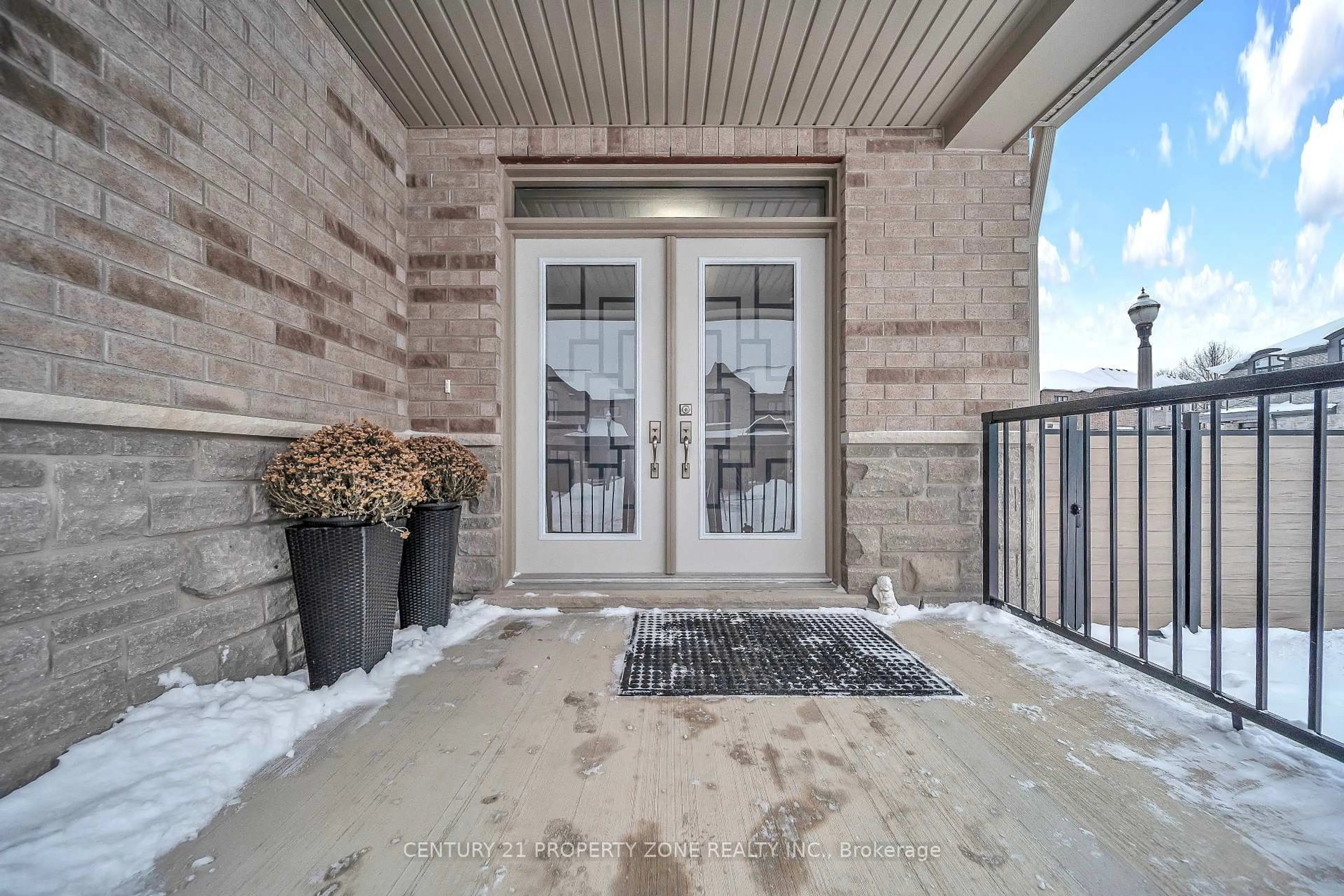 Indoor entryway for 20 Hollybrook Tr, Kitchener Ontario N2R 0M4