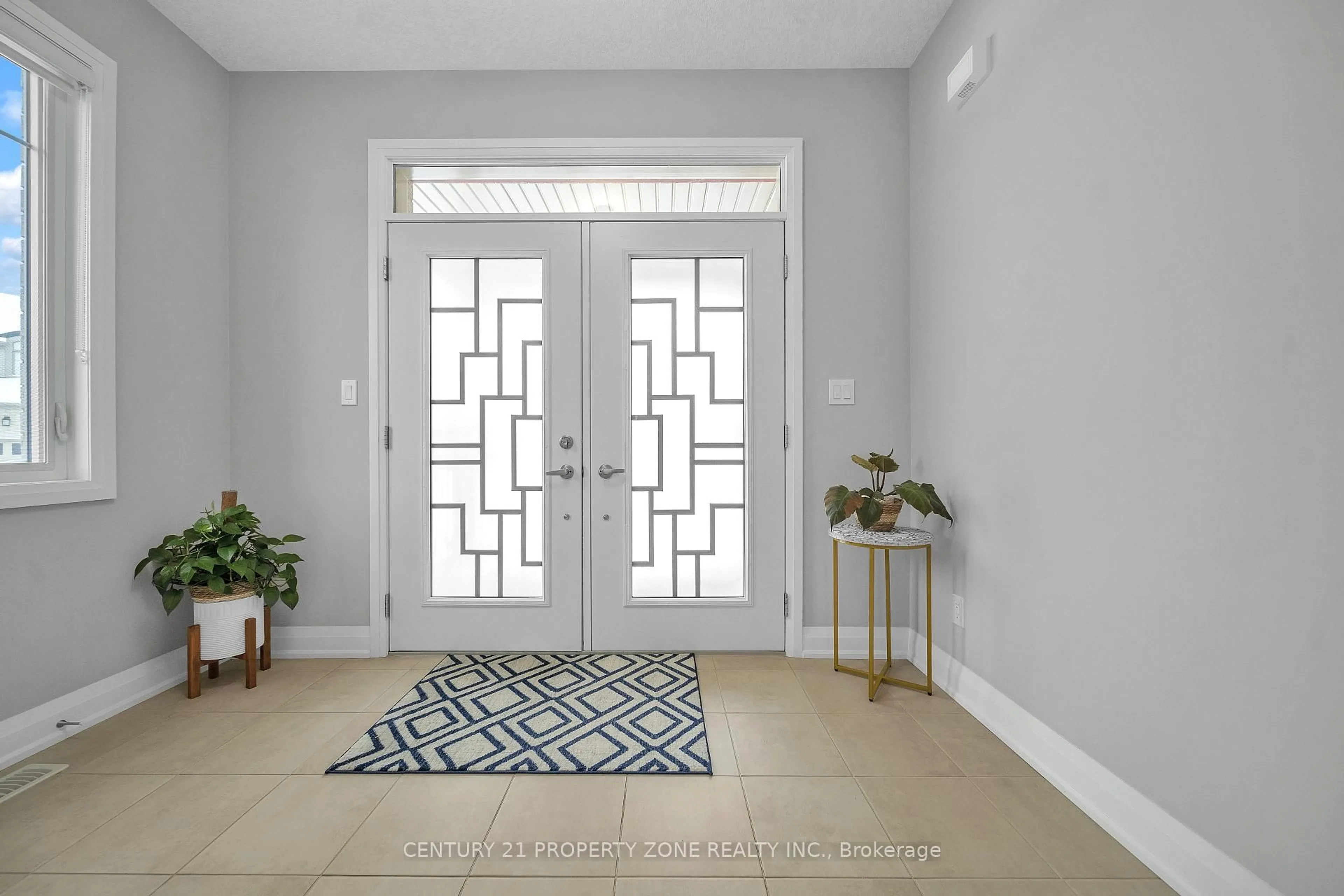 Indoor entryway for 20 Hollybrook Tr, Kitchener Ontario N2R 0M4