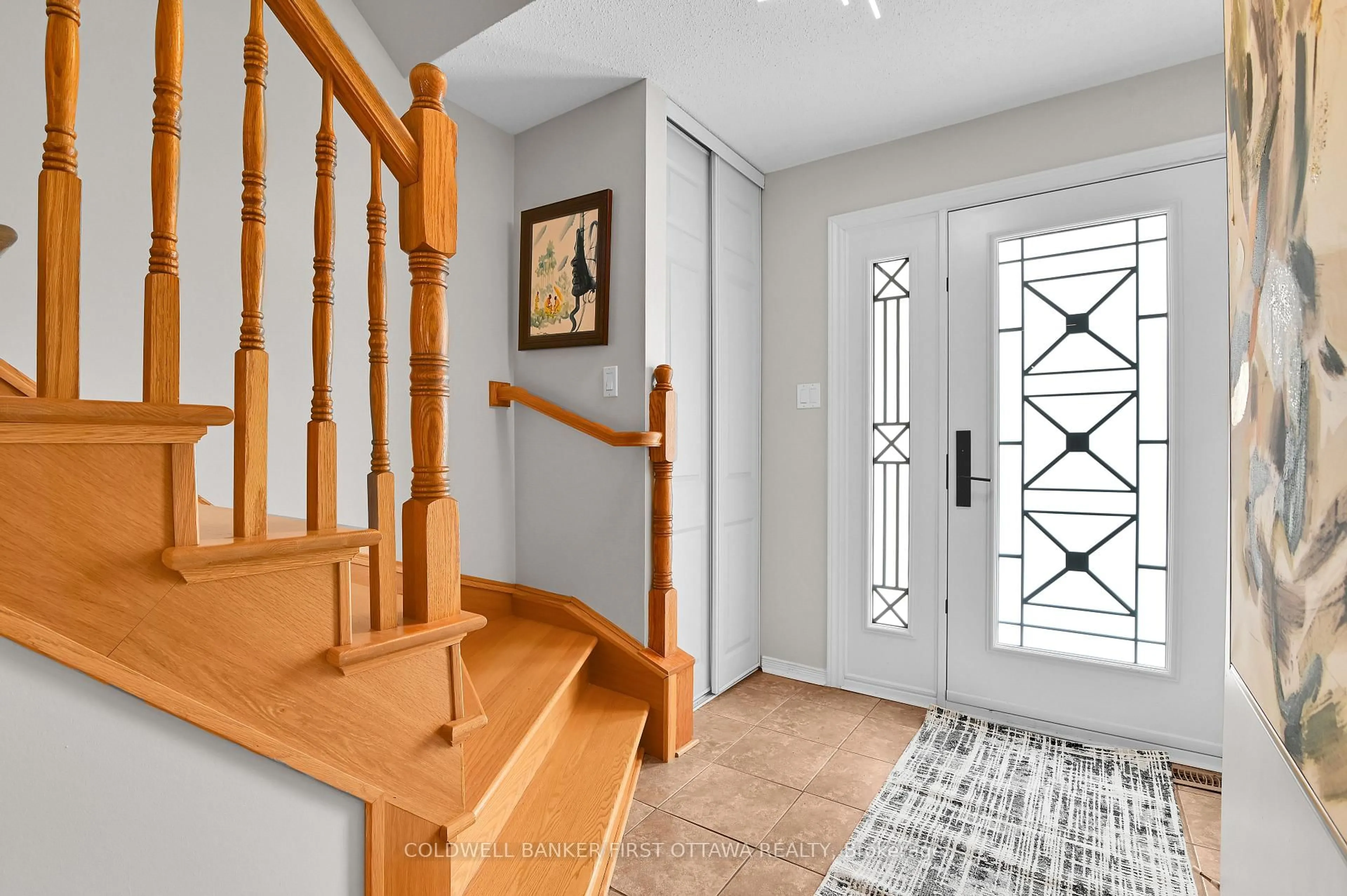Indoor entryway for 77 Topley Cres, Ottawa Ontario K1G 4M8