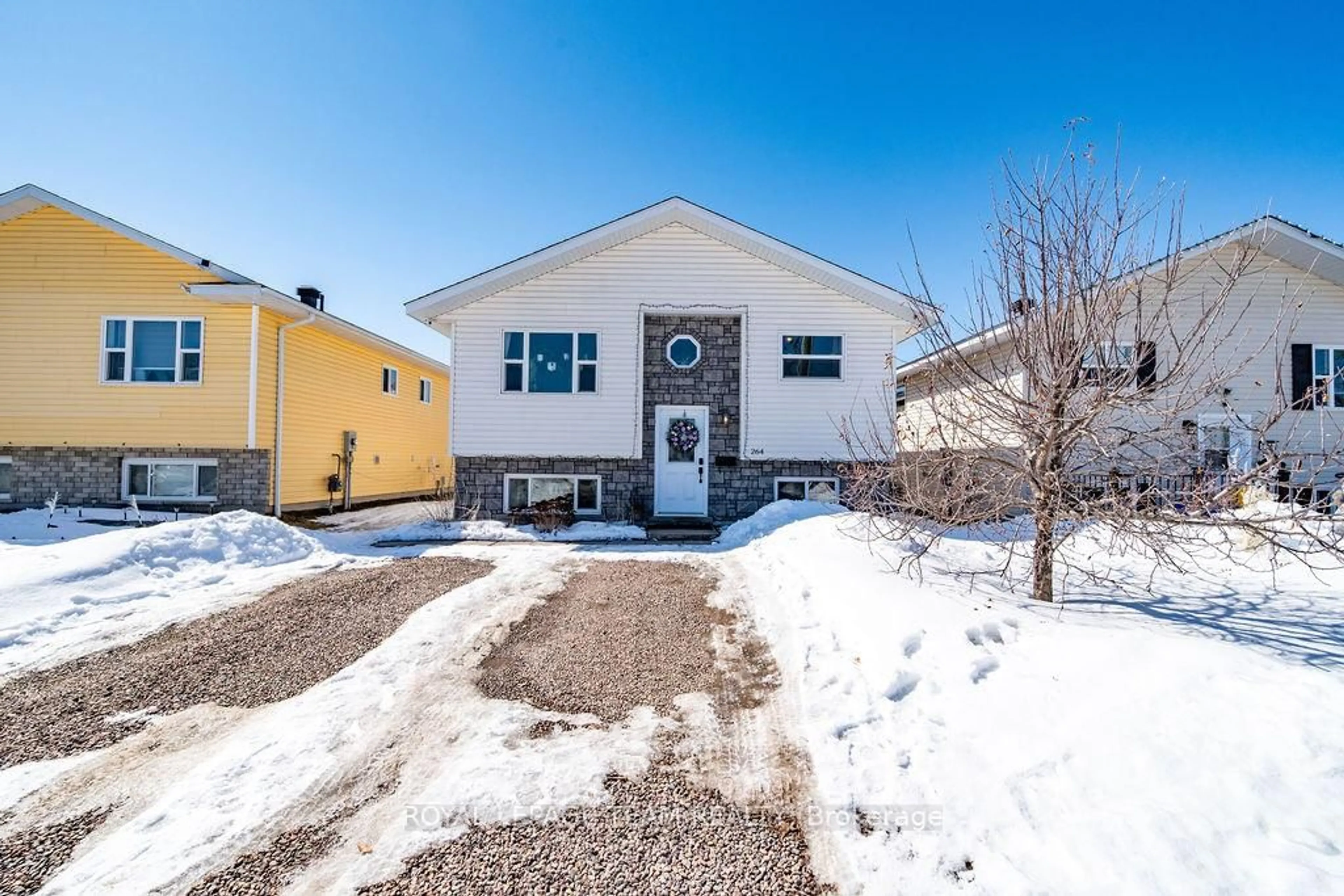 Home with vinyl exterior material, street for 264 Mckenzie St, Pembroke Ontario K8A 3V7