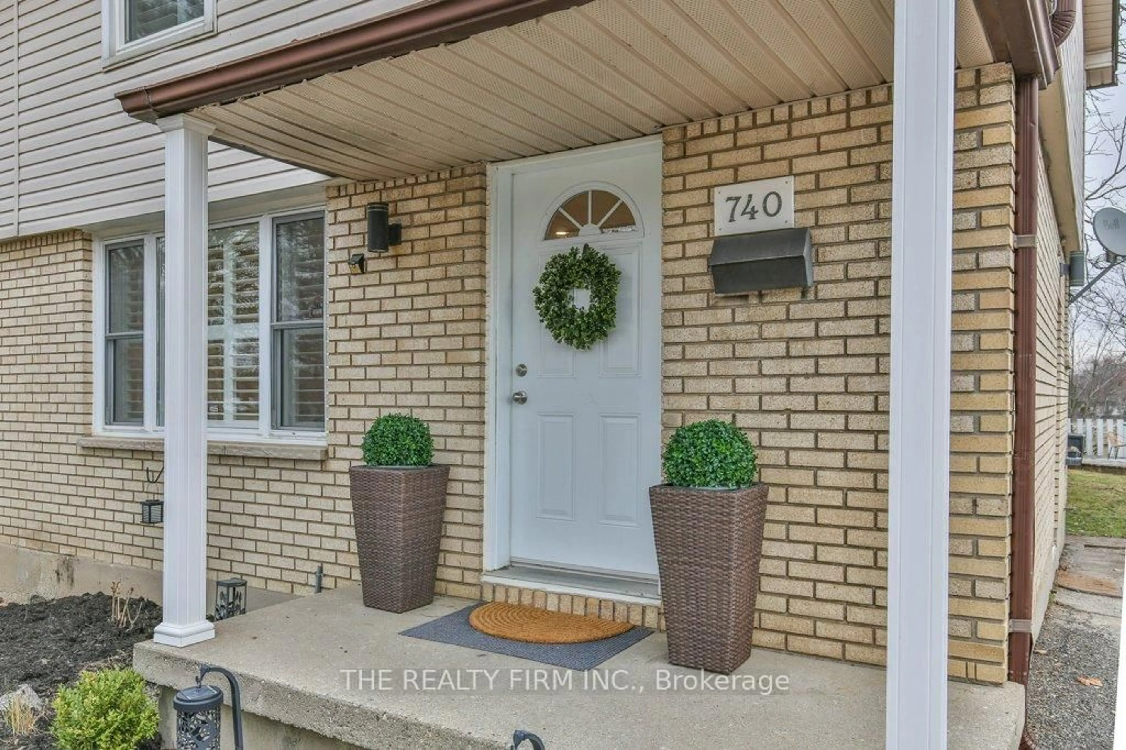 Indoor entryway for 740 NOTRE DAME Dr, London South Ontario N6J 3B6