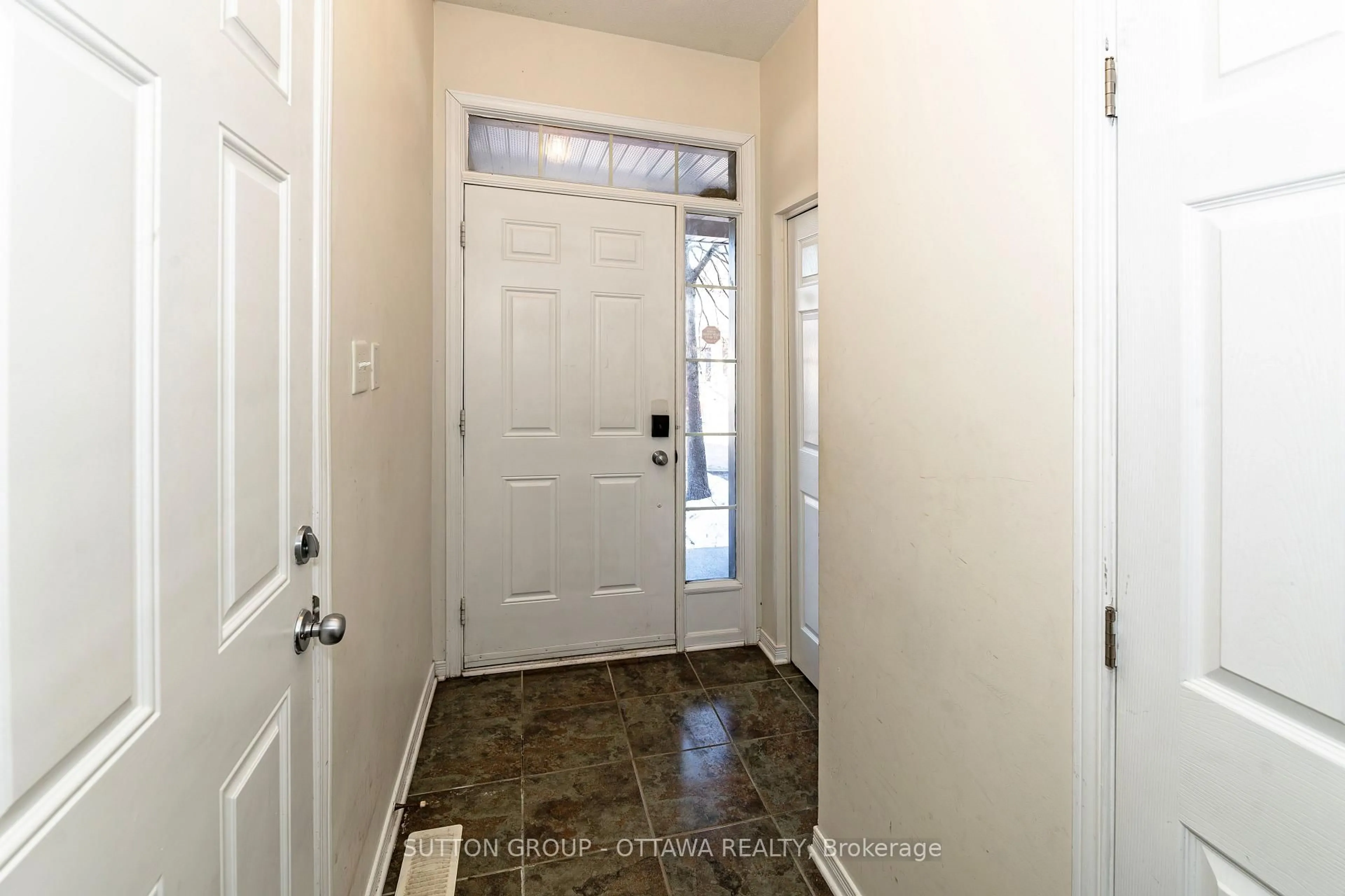 Indoor entryway for 110 Chartley Private, Ottawa Ontario K1V 2J6