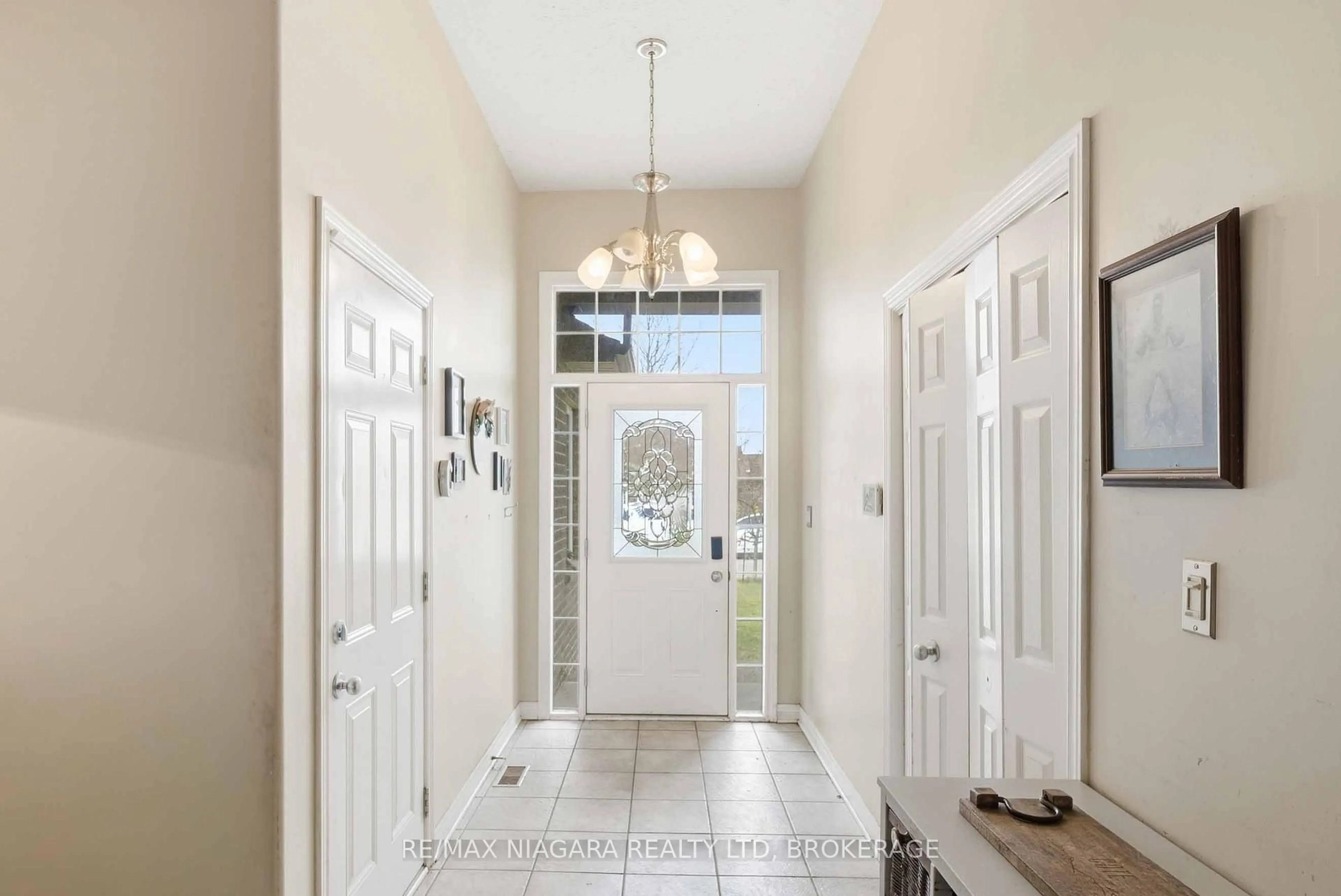 Indoor entryway for 3645 Carver St, Fort Erie Ontario L0S 1S0