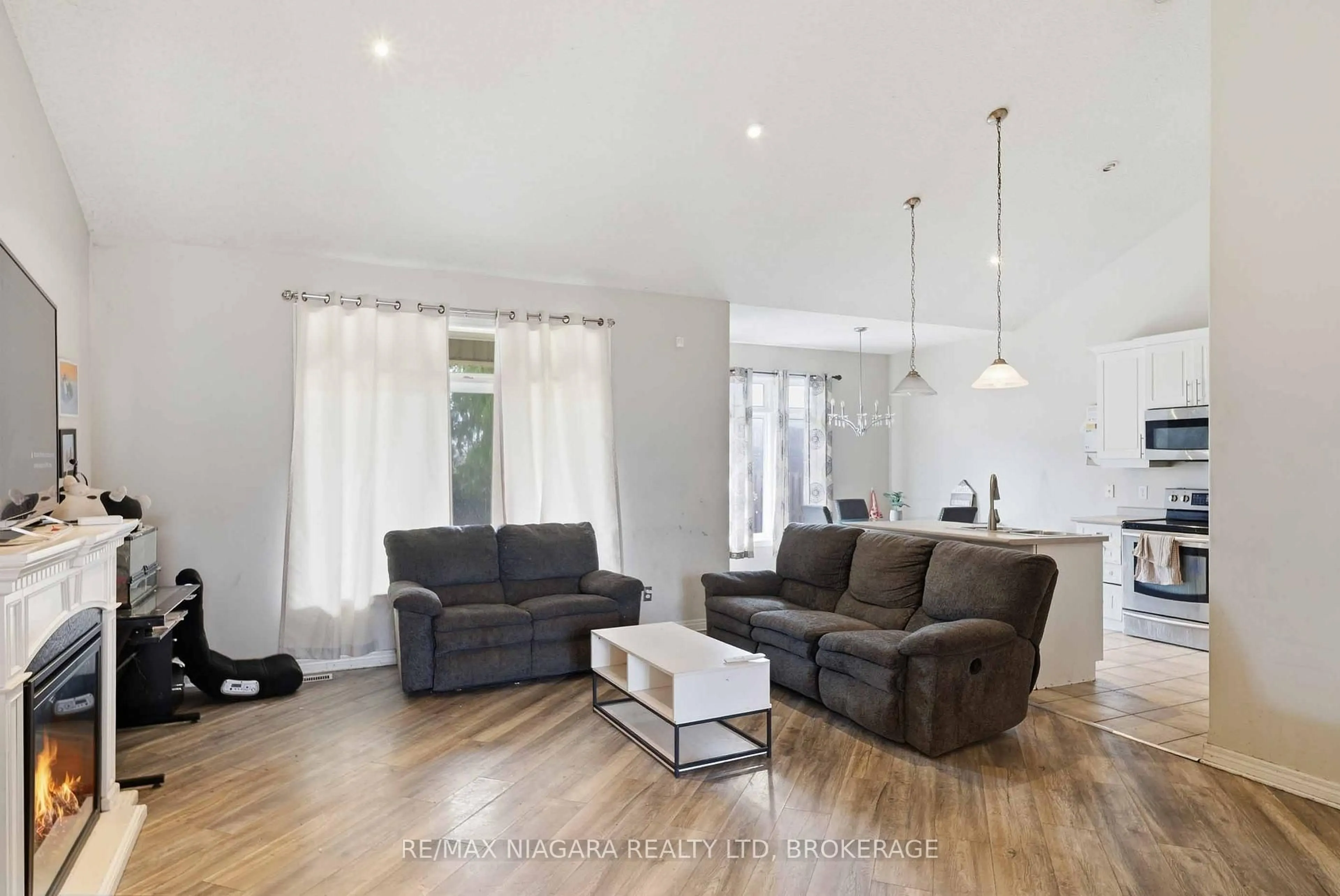 Living room with furniture, wood/laminate floor for 3645 Carver St, Fort Erie Ontario L0S 1S0