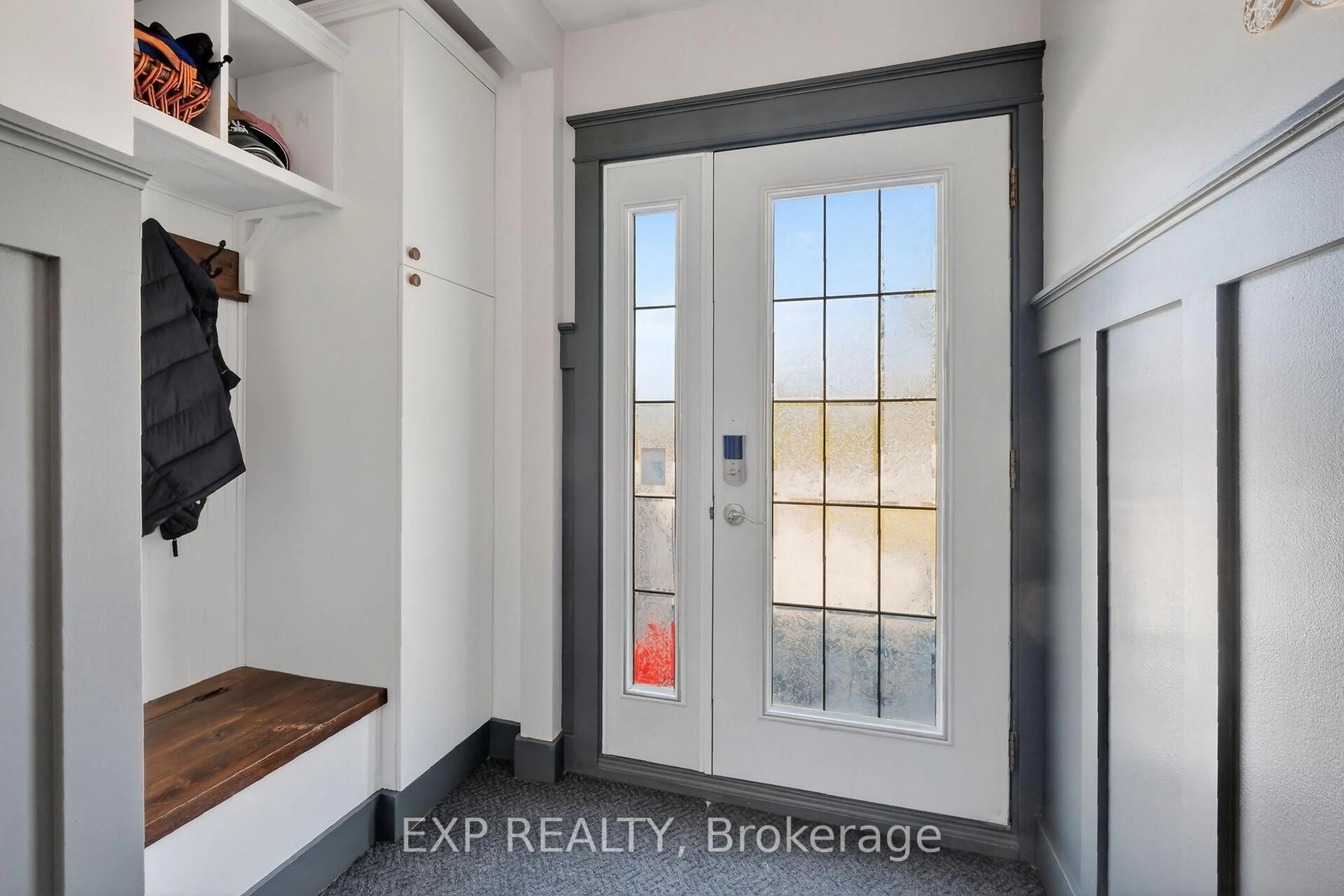 Indoor entryway for 203 Stanley Cres, Russell Ontario K4R 1E5