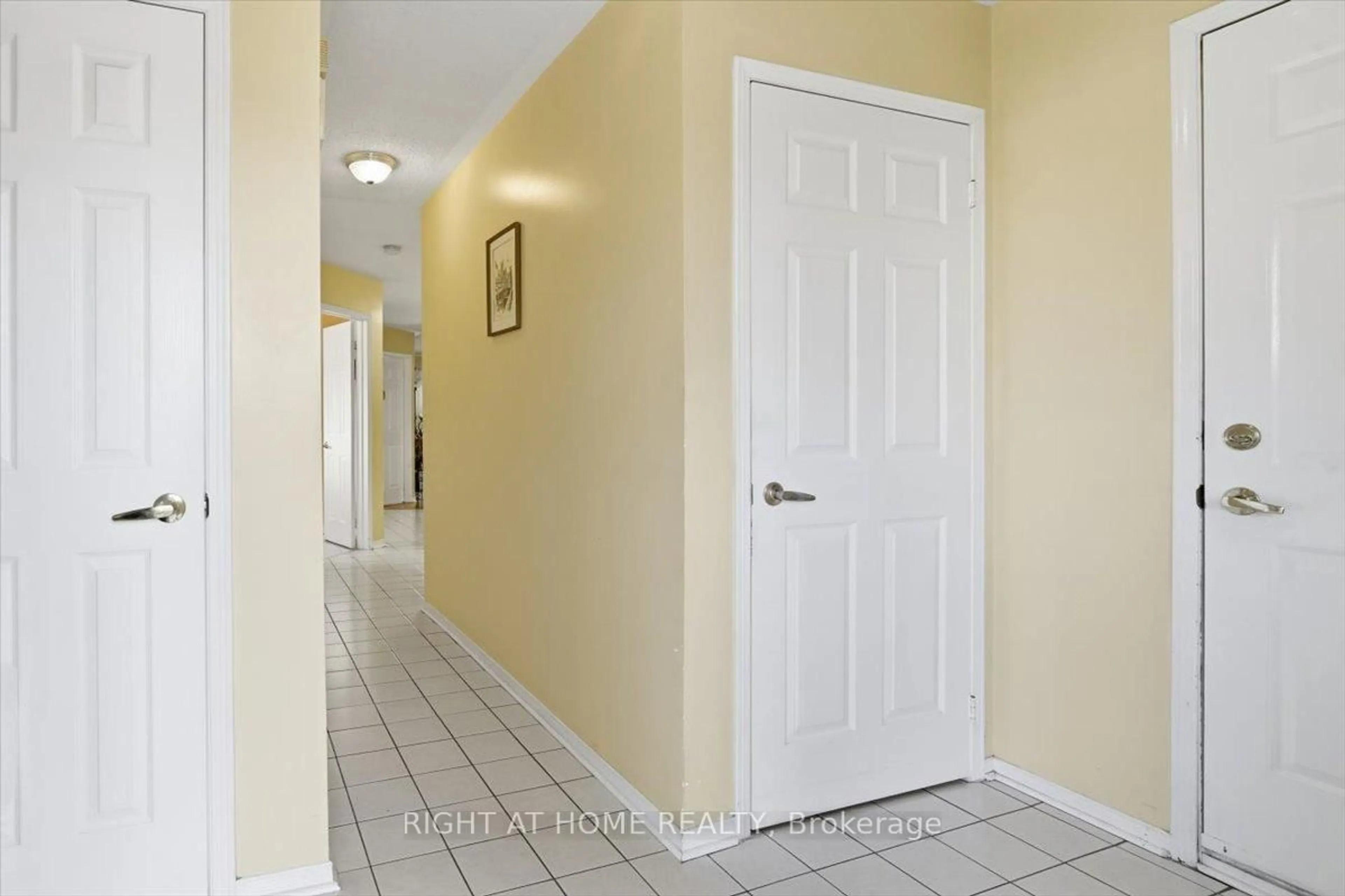 Indoor entryway for 1349 Eagle Cres, Peterborough Ontario K9K 2K7