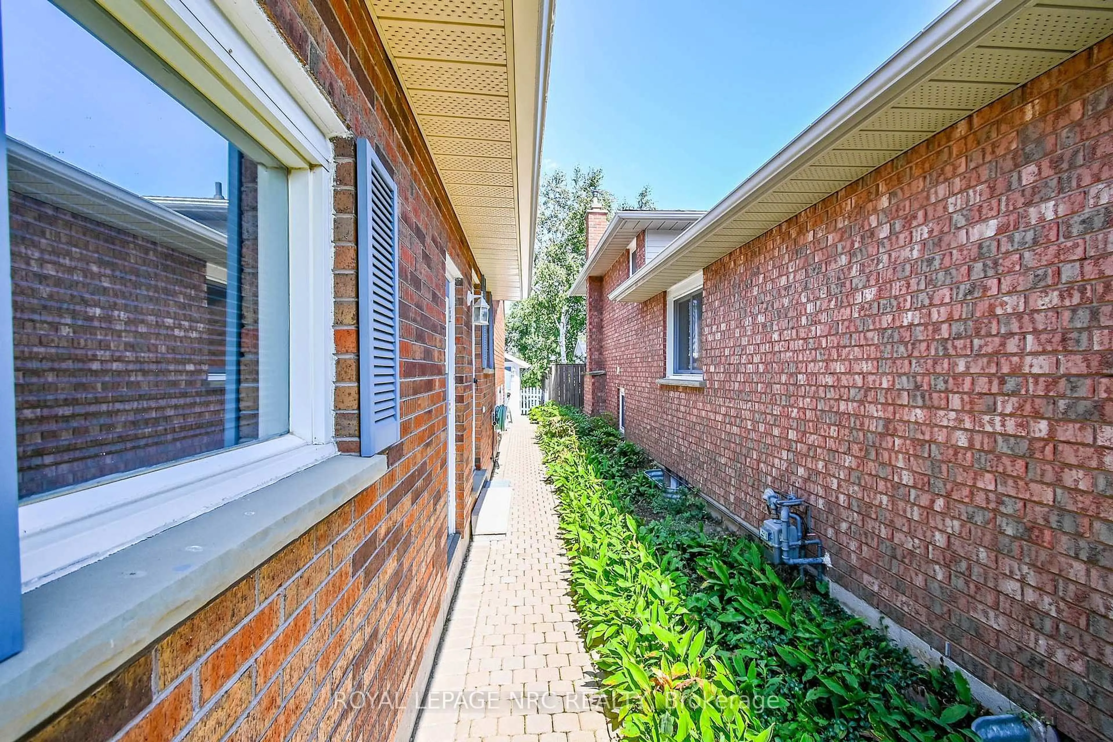 Home with brick exterior material, street for 31 Rollins Dr, Welland Ontario L3C 6Z8