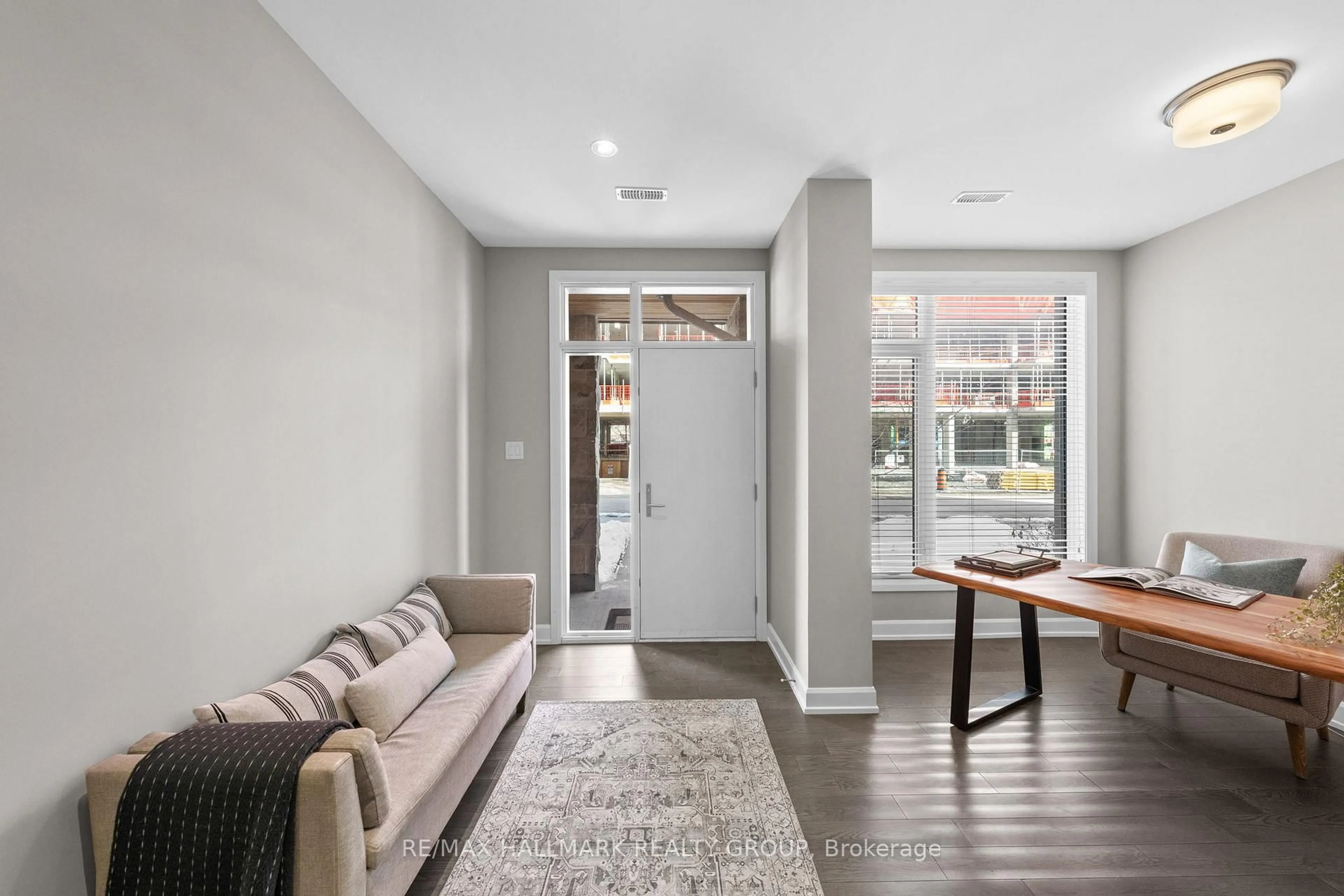 Indoor entryway for 378 Deschâtelets Ave, Ottawa Ontario K1S 5H3