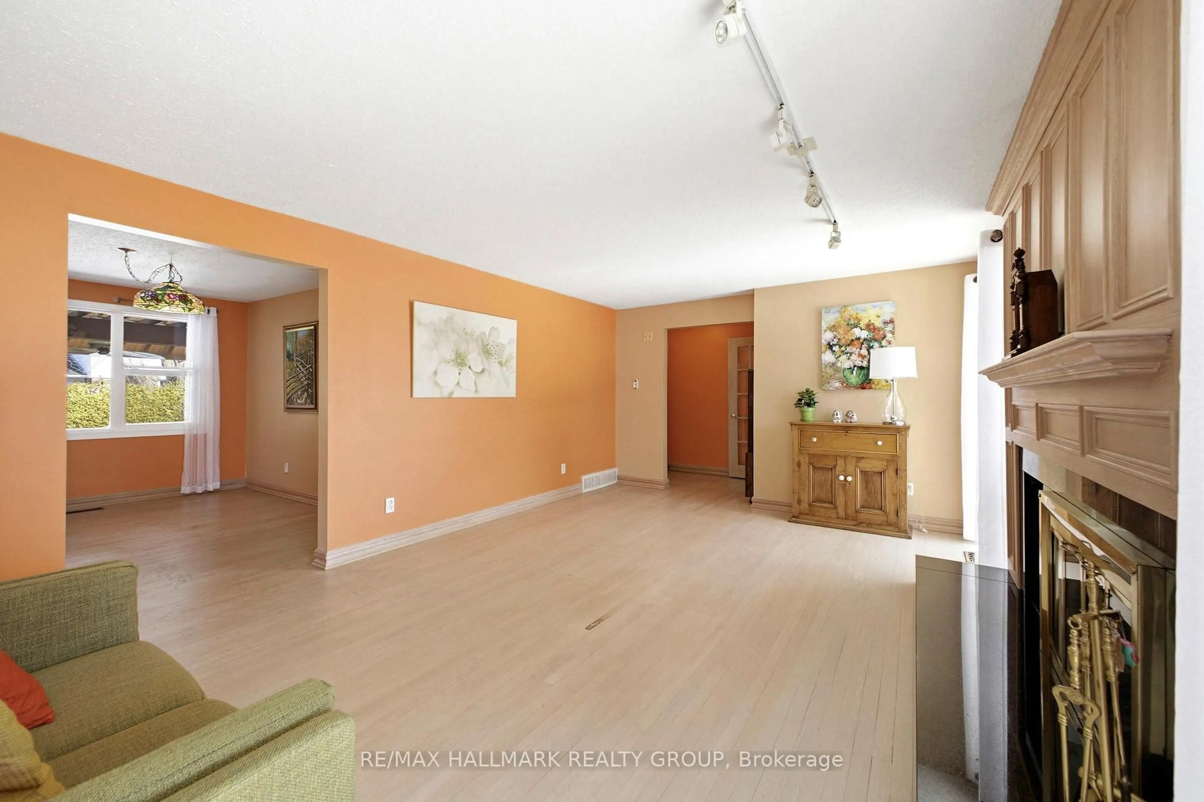 Indoor foyer for 59 Ashgrove Cres, Ottawa Ontario K2G 0S8