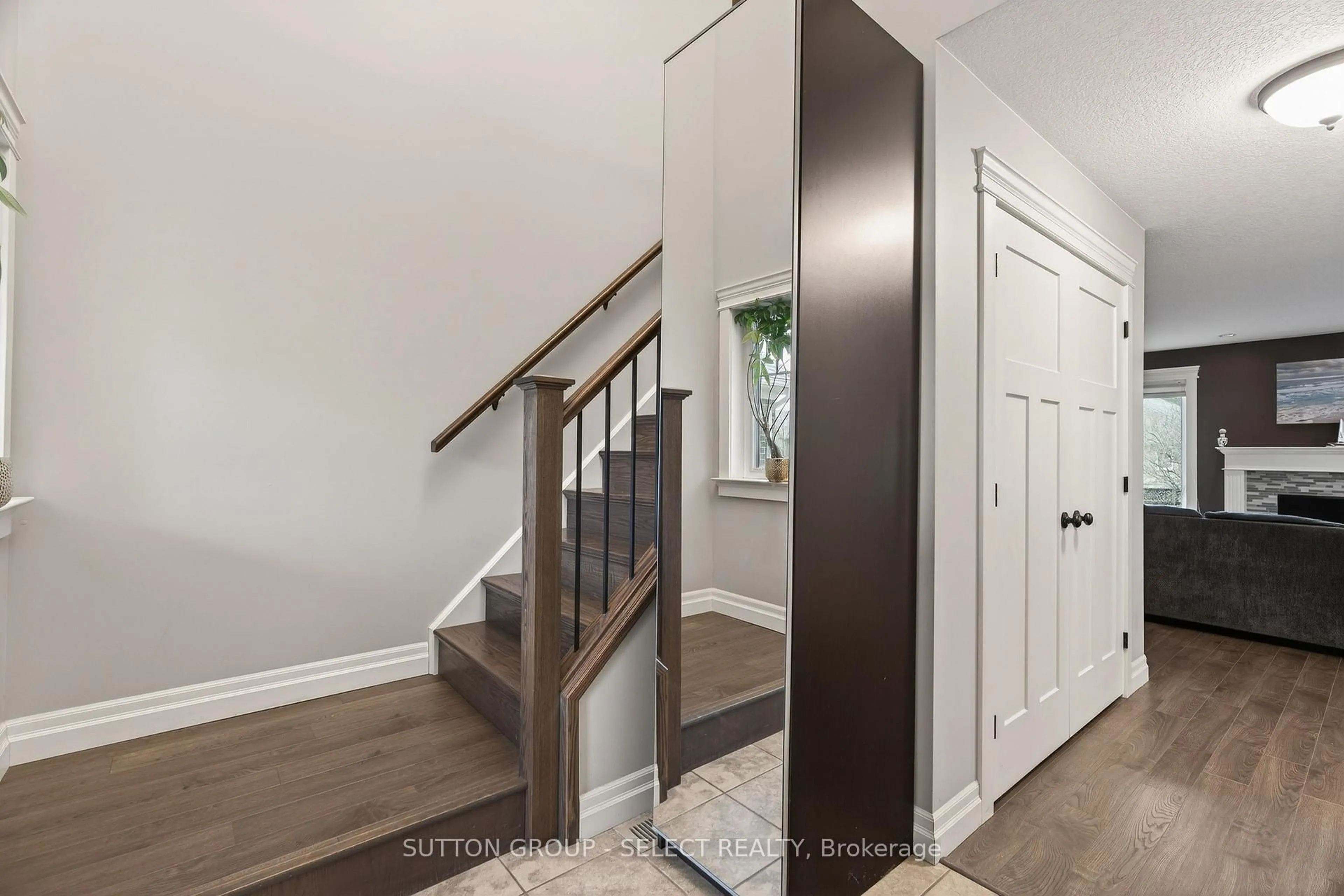 Indoor entryway for 173 Tarry Pkwy, Aylmer Ontario N5H 3E1