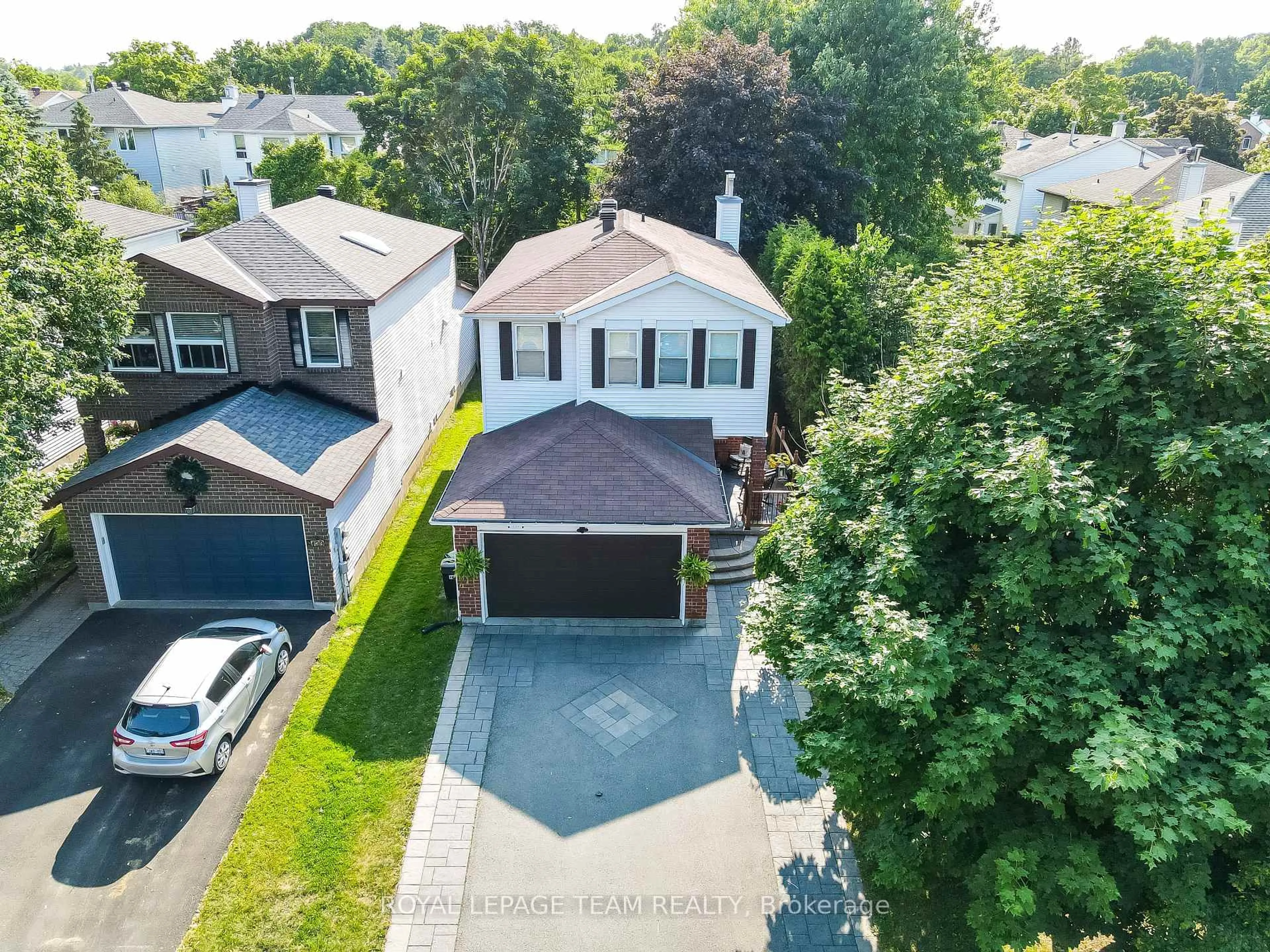 A pic from outside/outdoor area/front of a property/back of a property/a pic from drone, street for 141 Acklam Terr, Ottawa Ontario K2K 2J4
