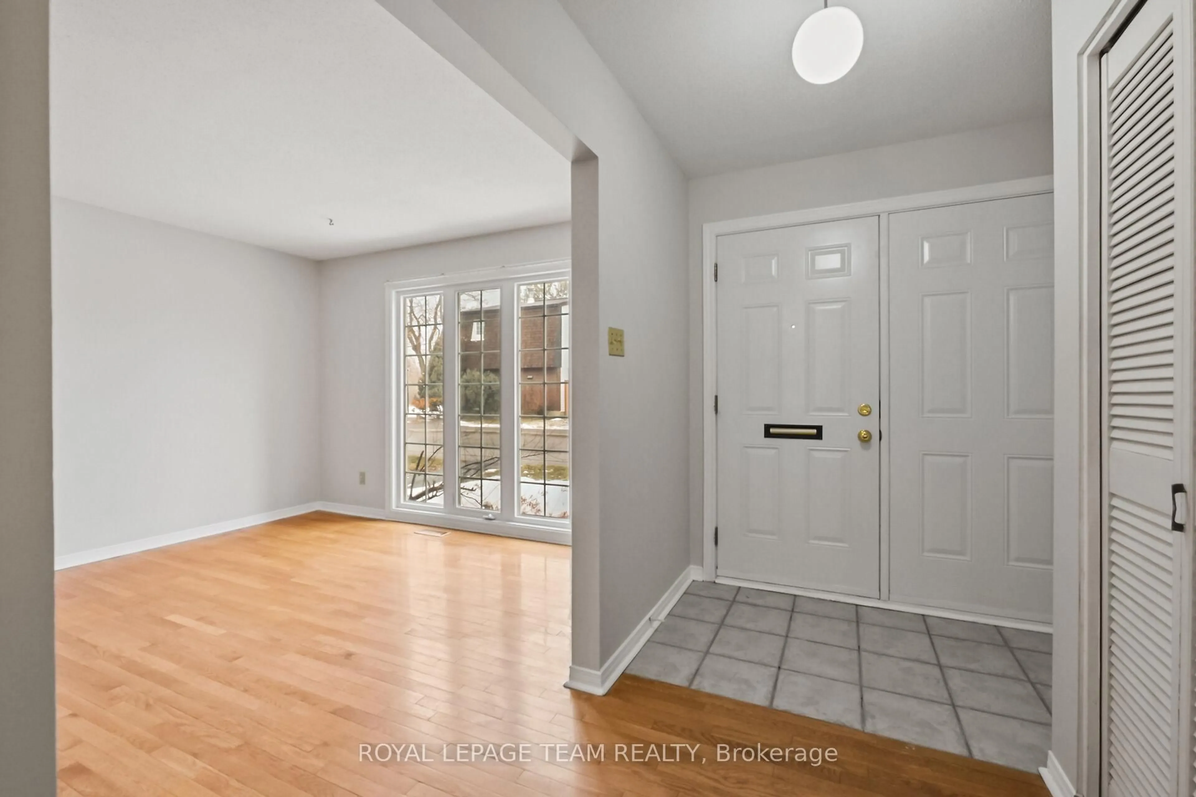 Indoor entryway for 386 Kintyre Private #87, Ottawa Ontario K2C 3M6