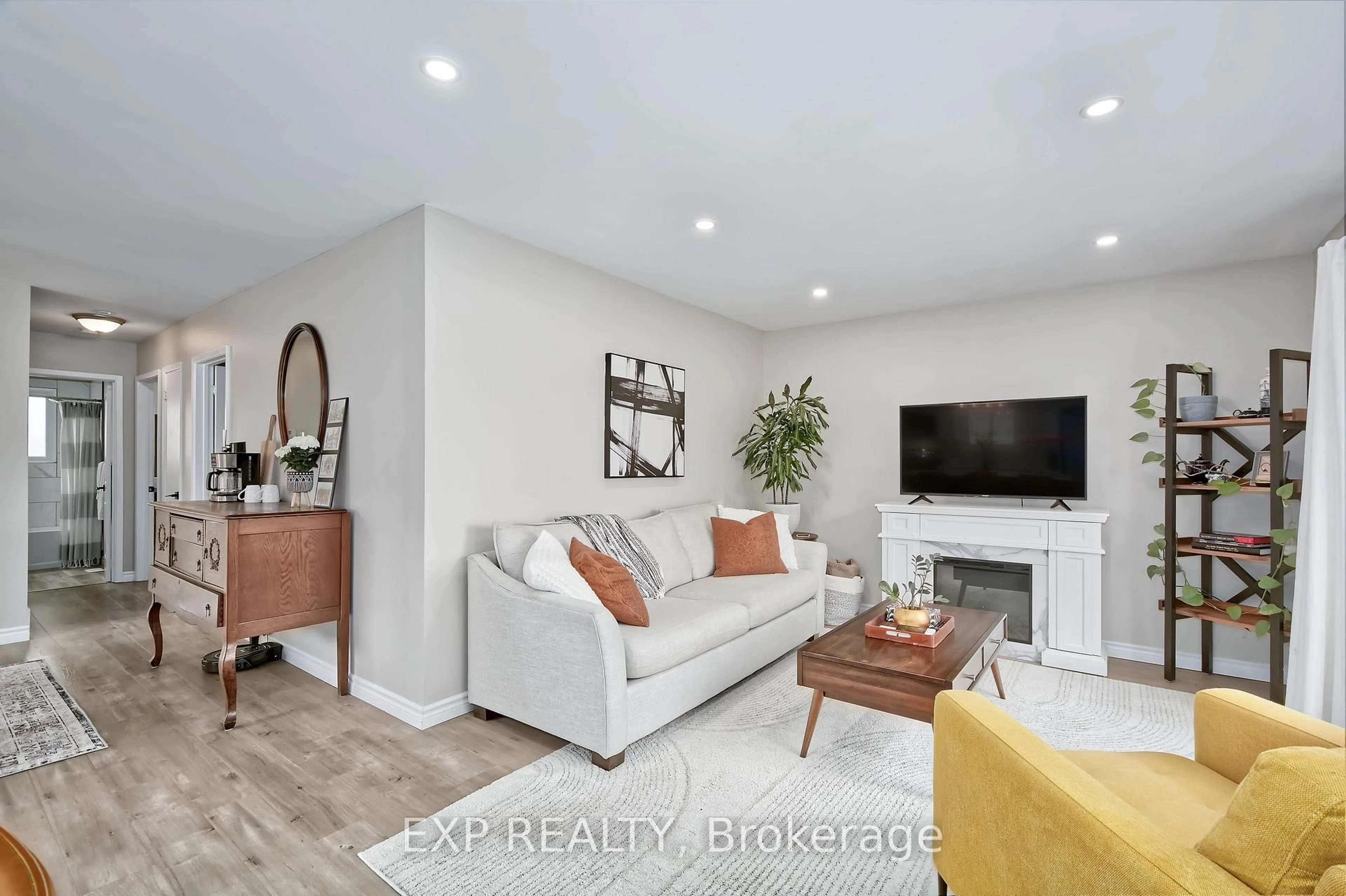 Living room with furniture, wood/laminate floor for 8 Metcalfe Cres, London South Ontario N6E 1H9