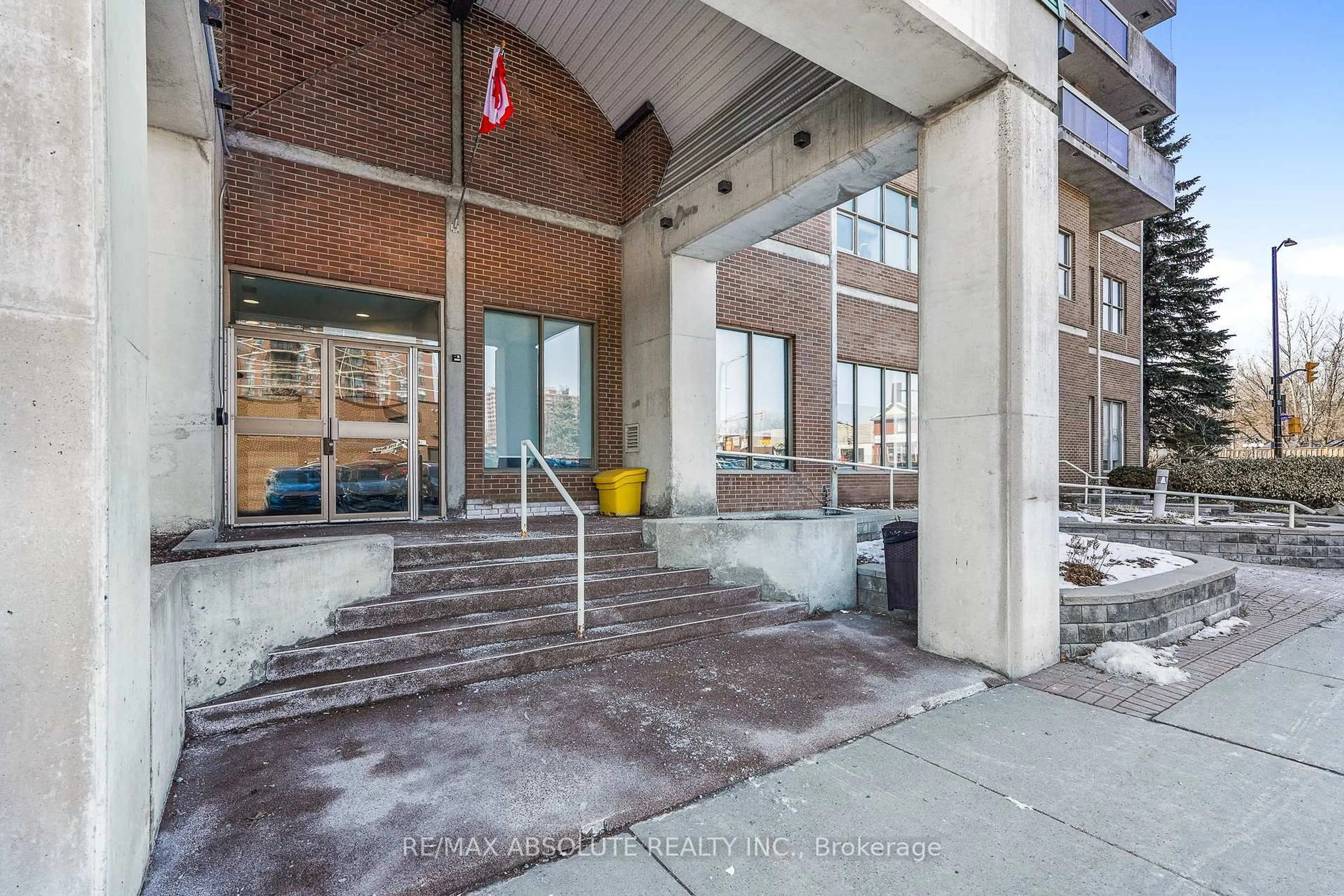 Indoor foyer for 200 Lafontaine Ave #607, Ottawa Ontario K1L 8K8