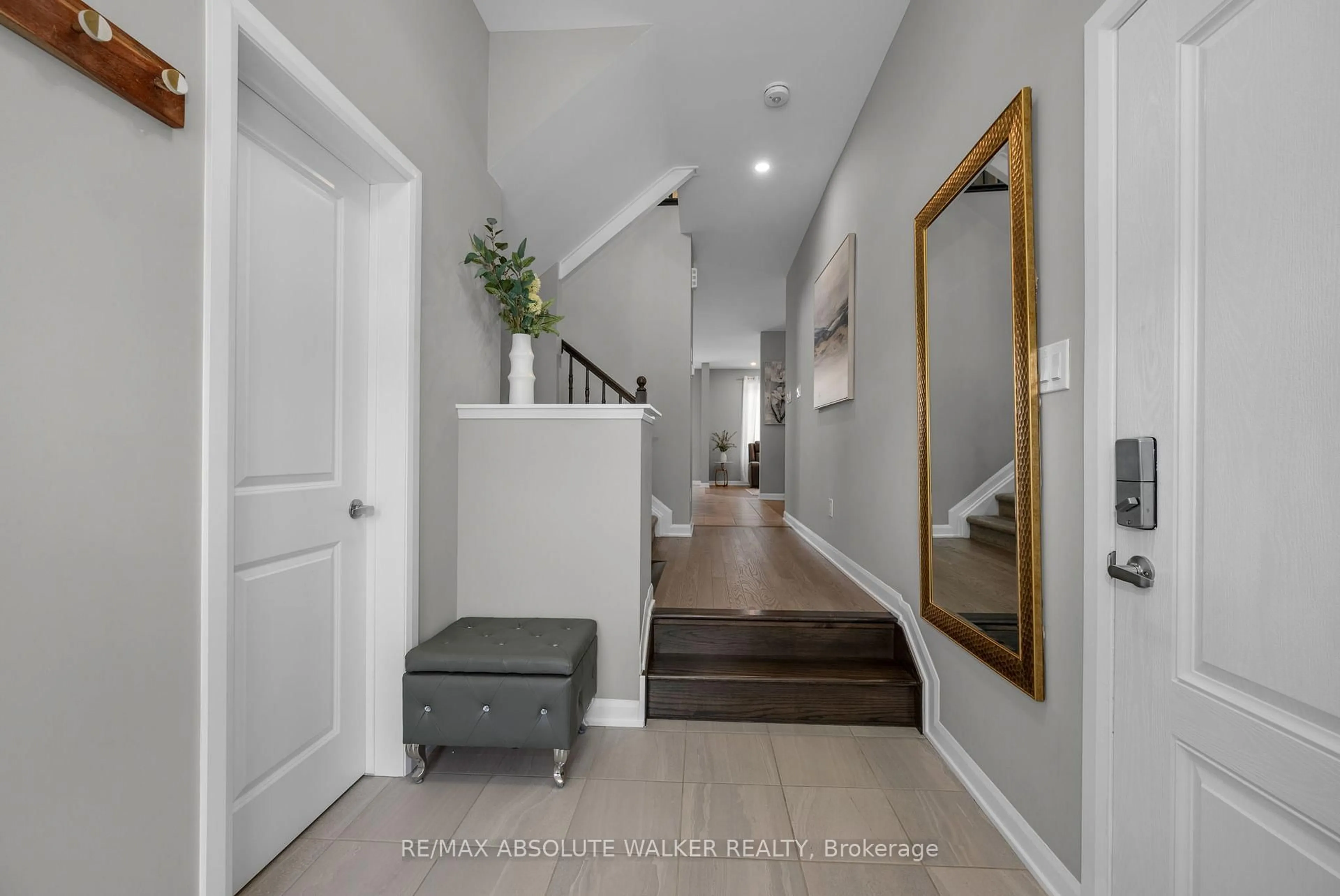 Indoor entryway for 335 Cloyne Cres, Ottawa Ontario K2J 6W4