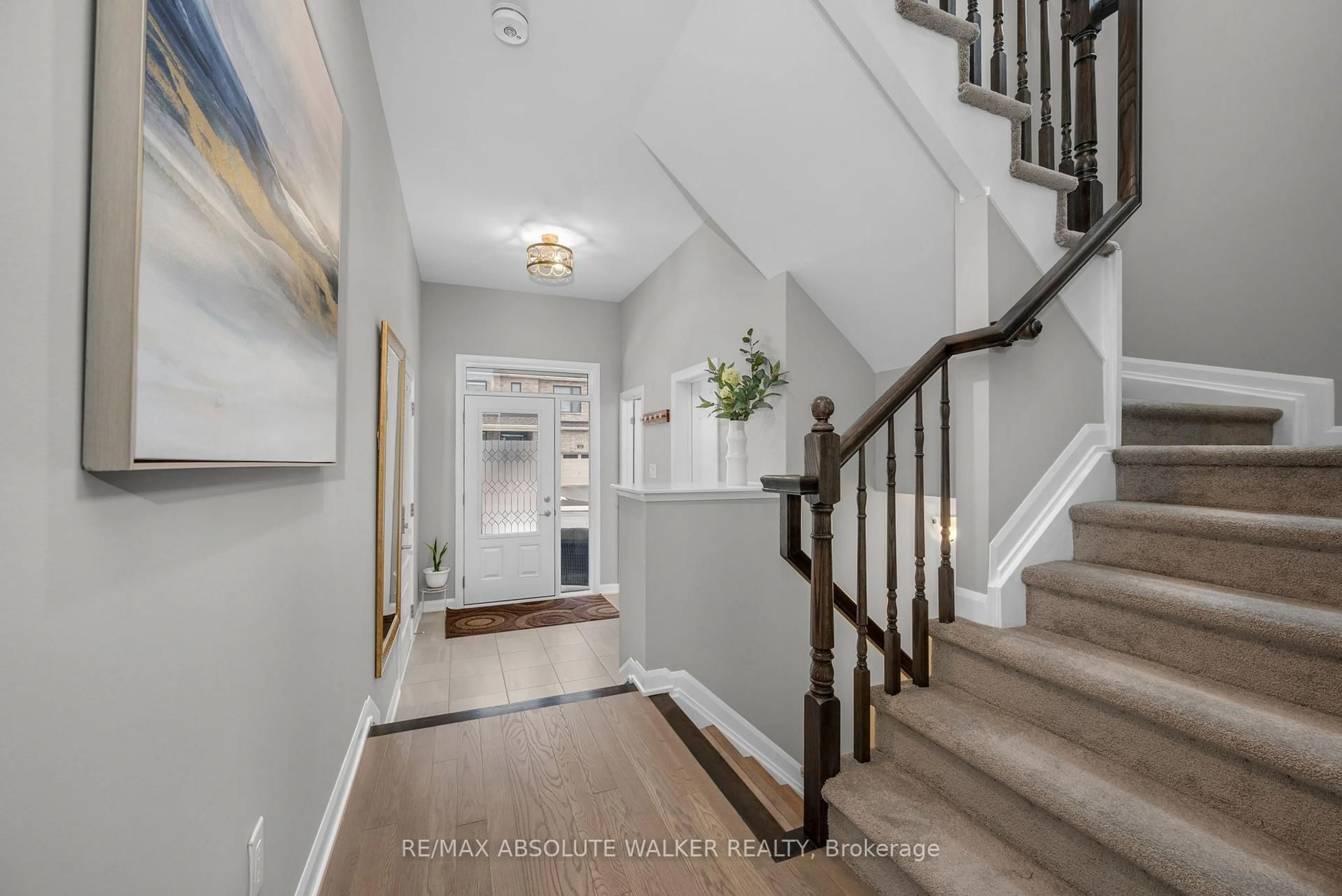 Indoor entryway for 335 Cloyne Cres, Ottawa Ontario K2J 6W4