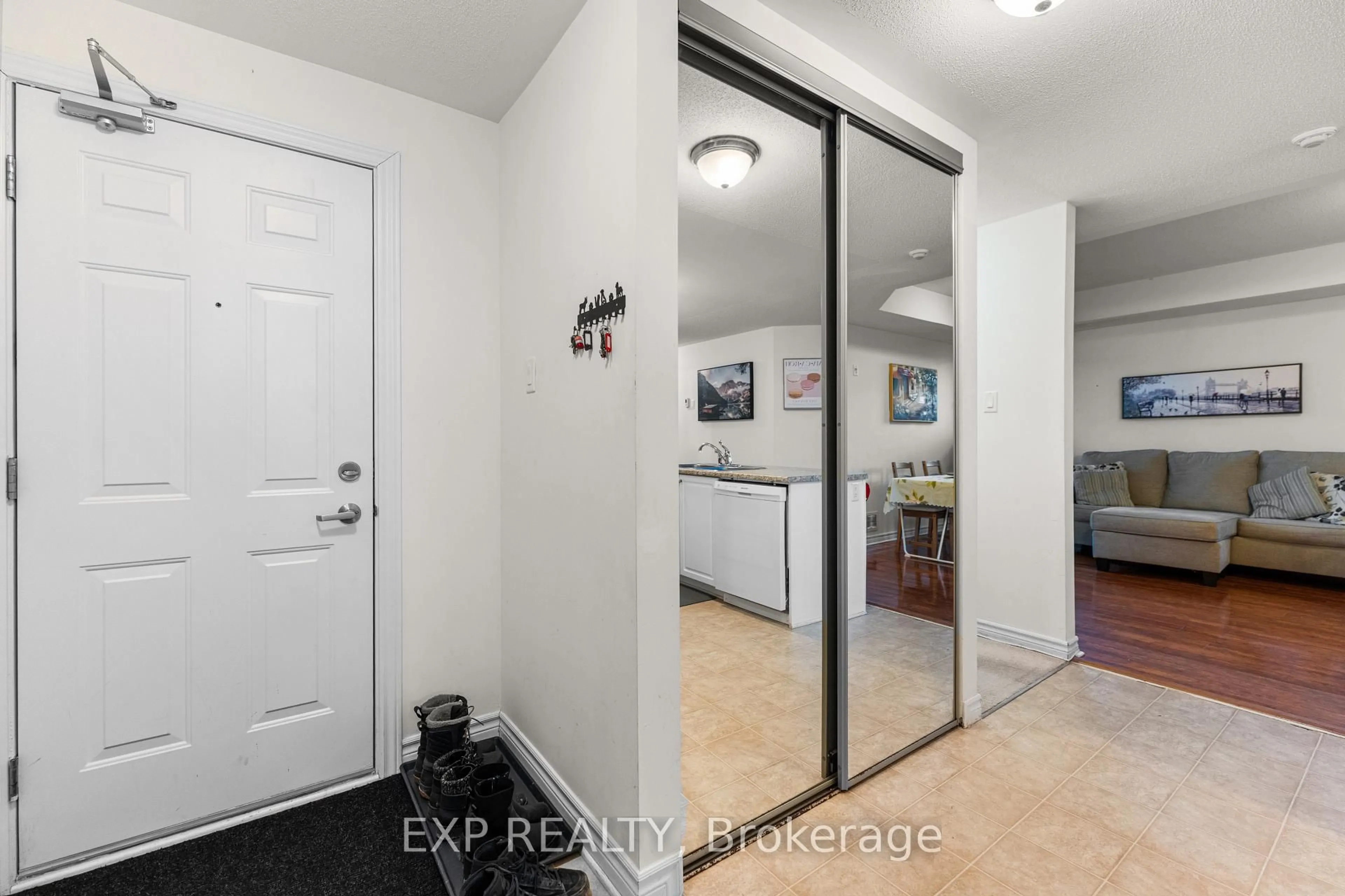 Indoor entryway for 2- 385 Paseo Private #2, Ottawa Ontario K2G 4N7