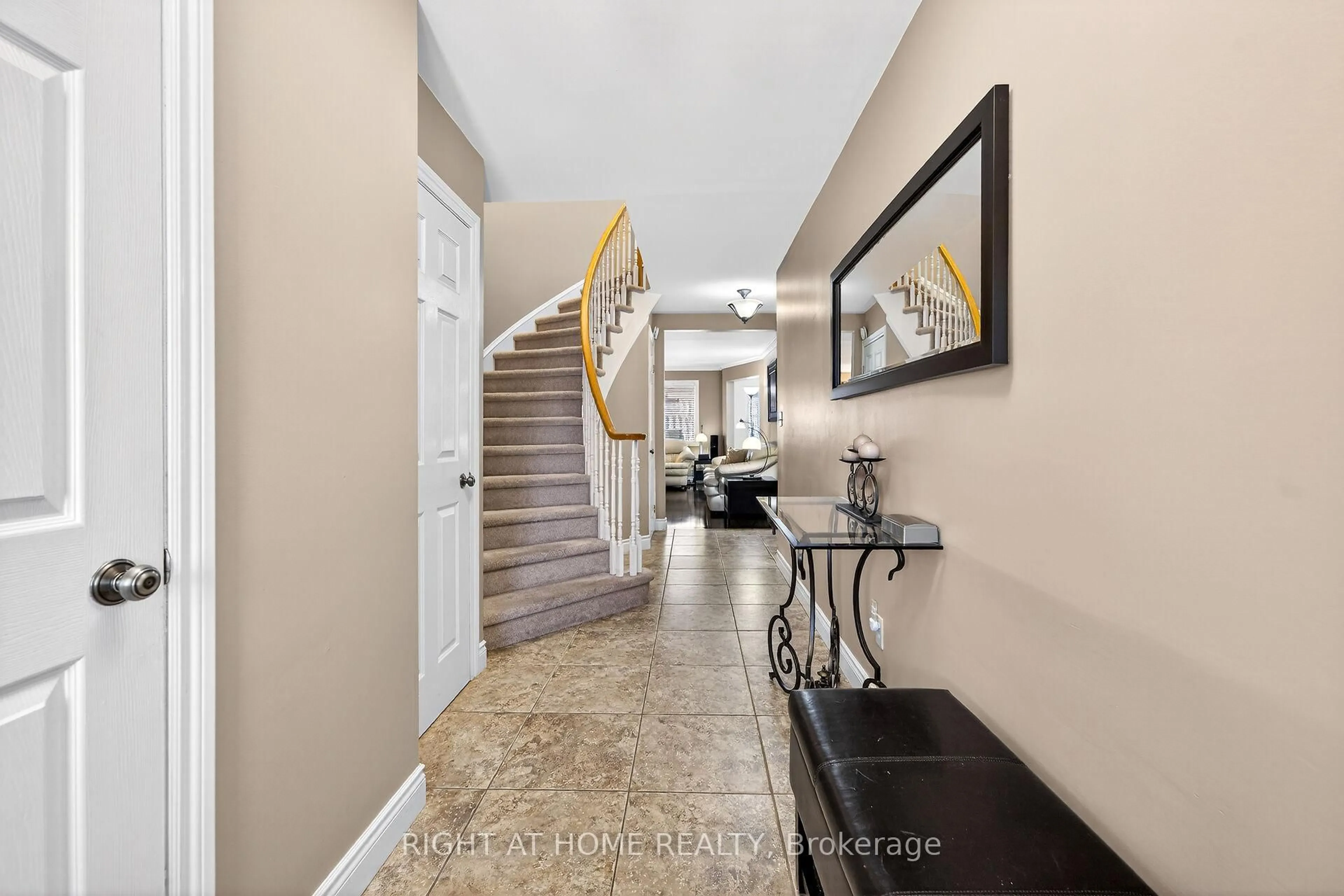 Indoor entryway for 32 Perthshire Crt, Hamilton Ontario L9B 2H1