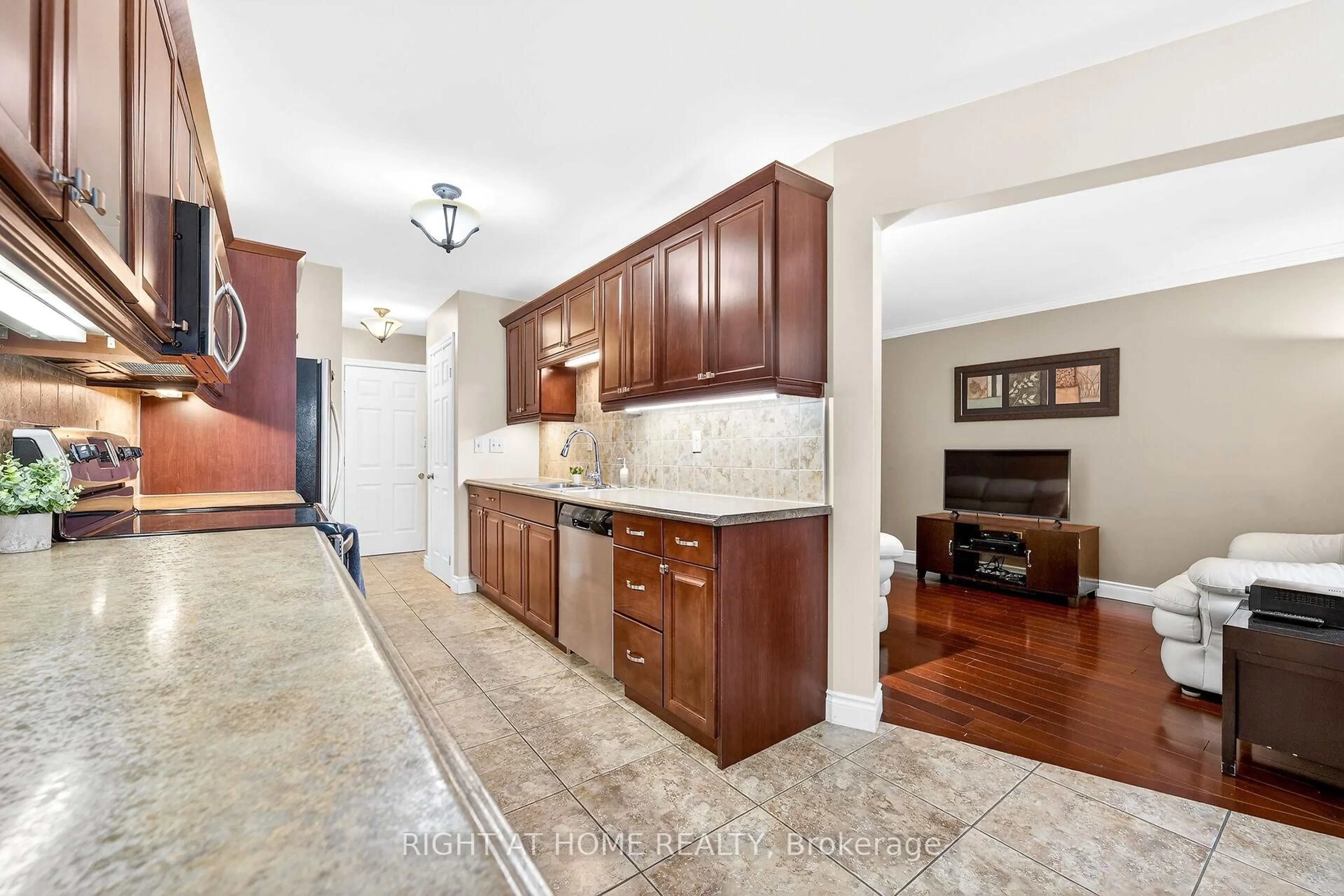 Unknown for 32 Perthshire Crt, Hamilton Ontario L9B 2H1