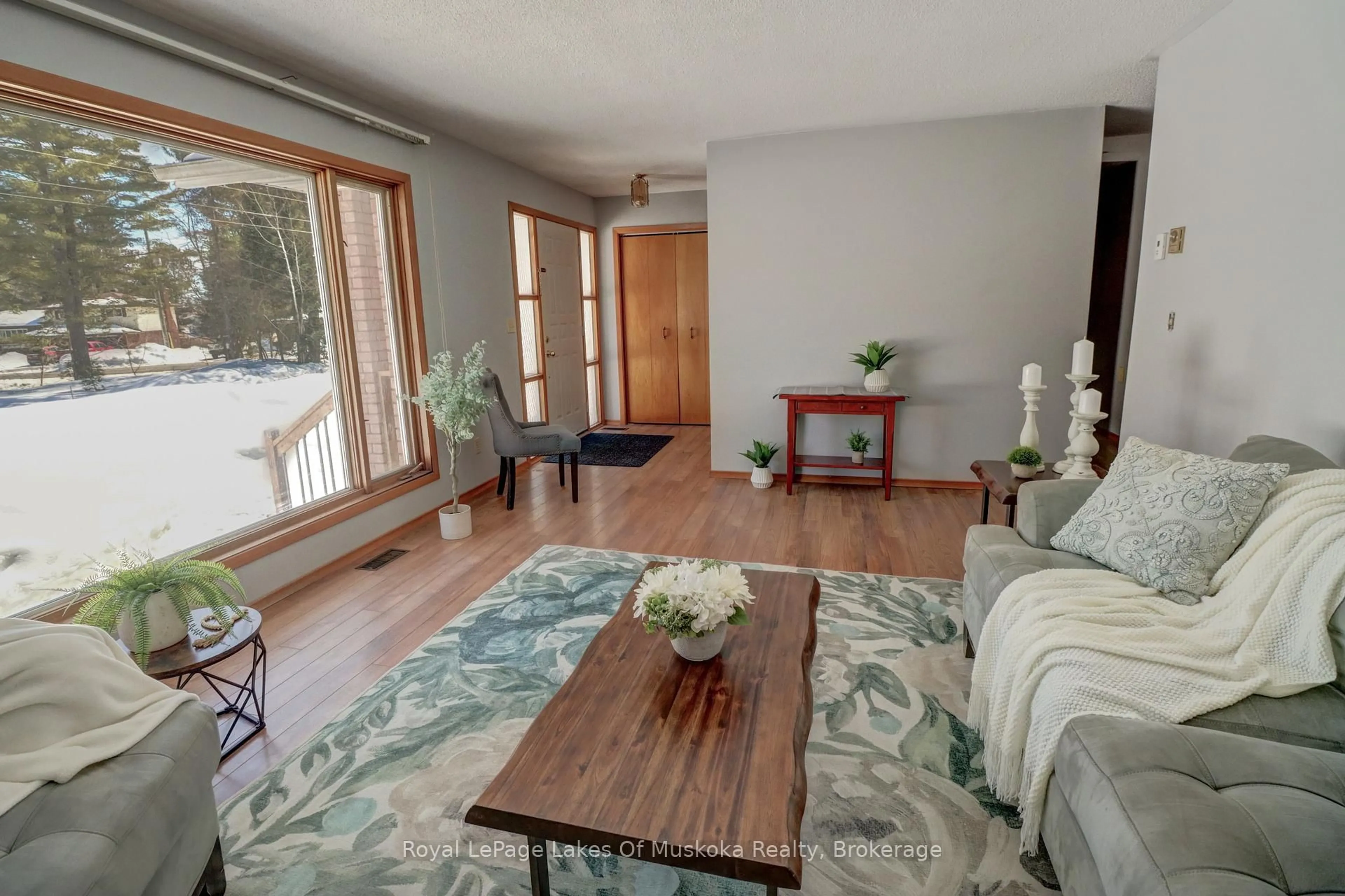 Living room with furniture, wood/laminate floor for 2 Quirt Cres, Sundridge Ontario P0A 1Z0