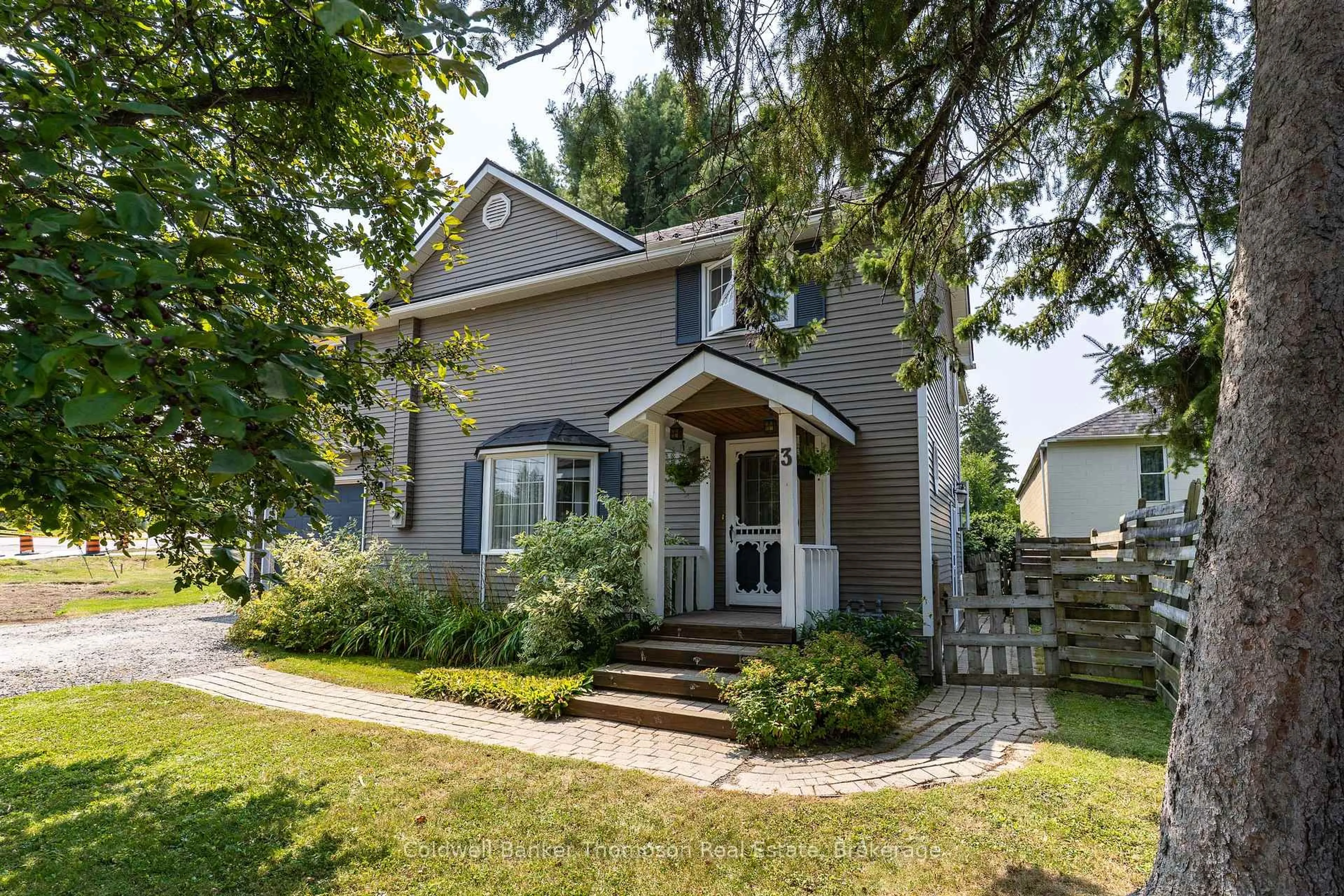 Home with vinyl exterior material, street for 3 Cliff Ave, Huntsville Ontario P1H 1G4