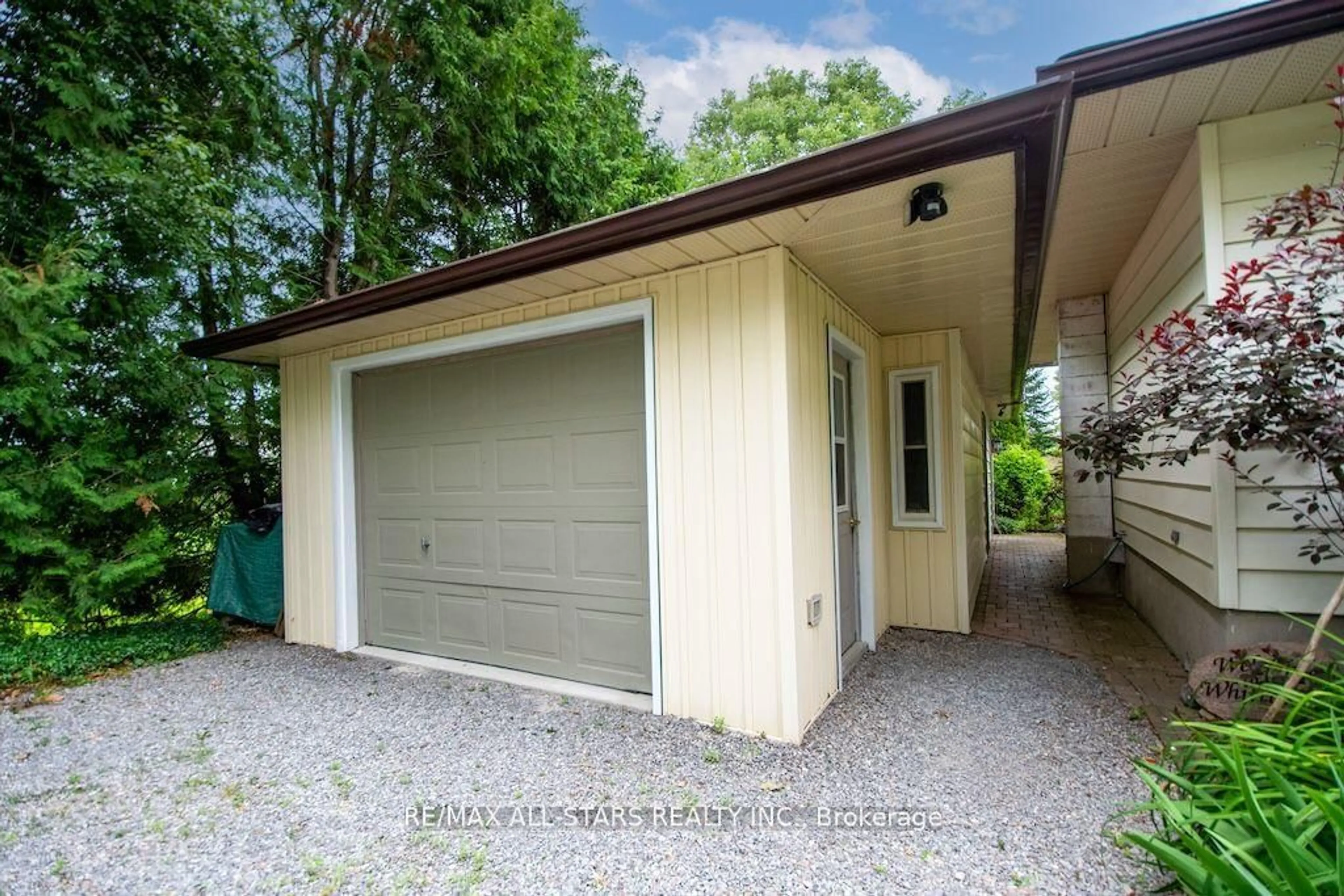 Indoor garage for 690 Post Rd, Kawartha Lakes Ontario K0L 2X0