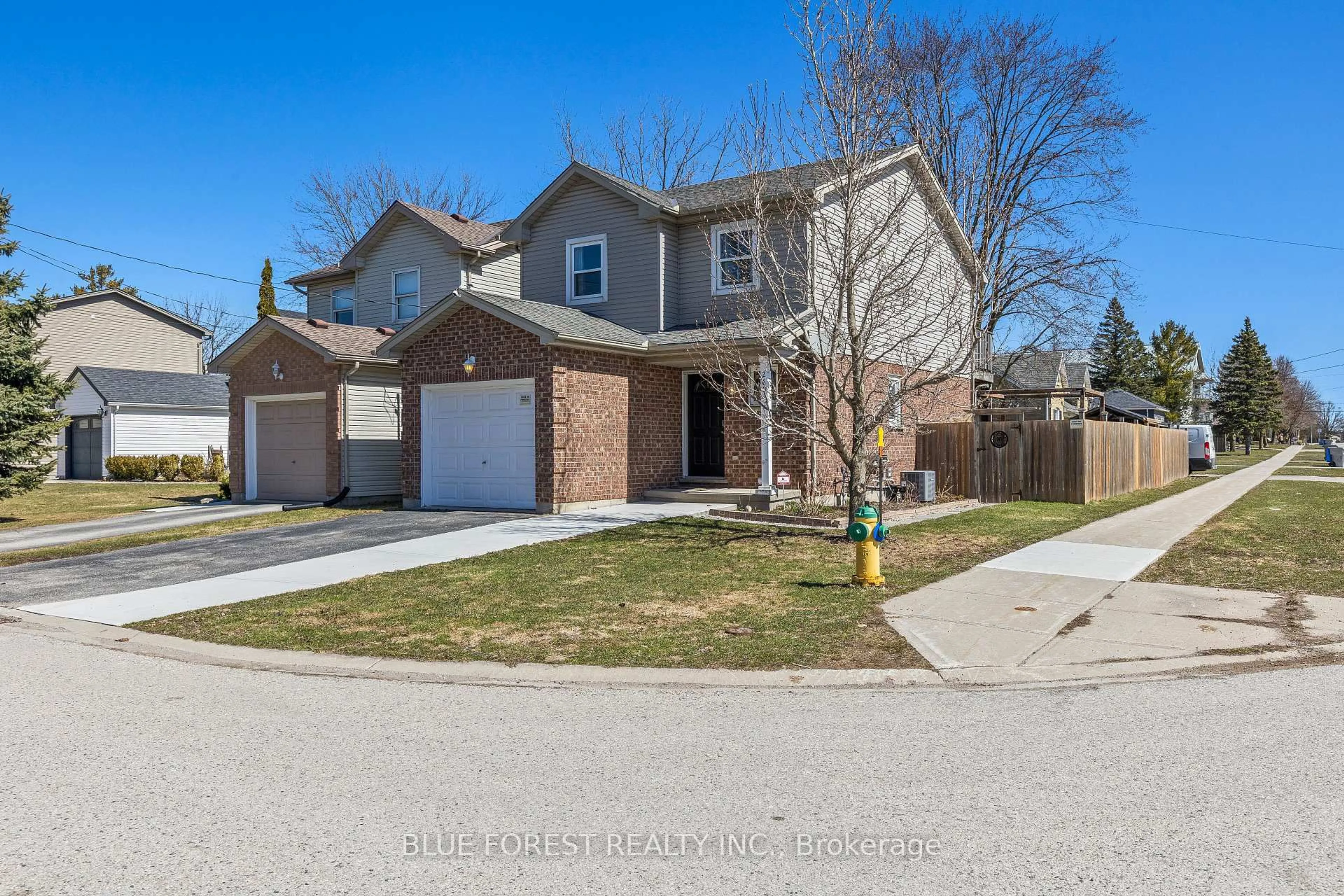 Home with brick exterior material, street for 260 Oak St, Lucan Biddulph Ontario N0M 2J0