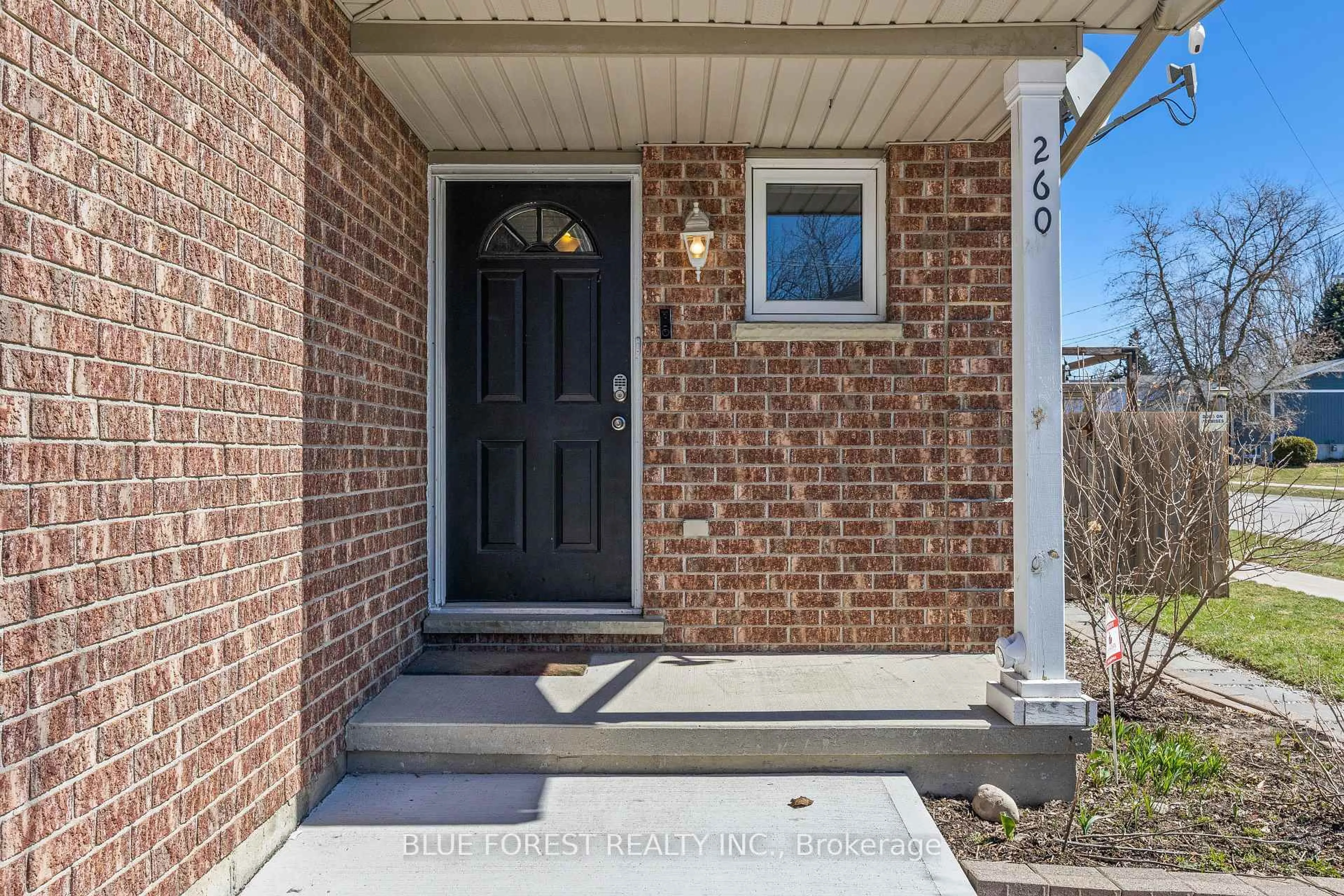Indoor entryway for 260 Oak St, Lucan Biddulph Ontario N0M 2J0