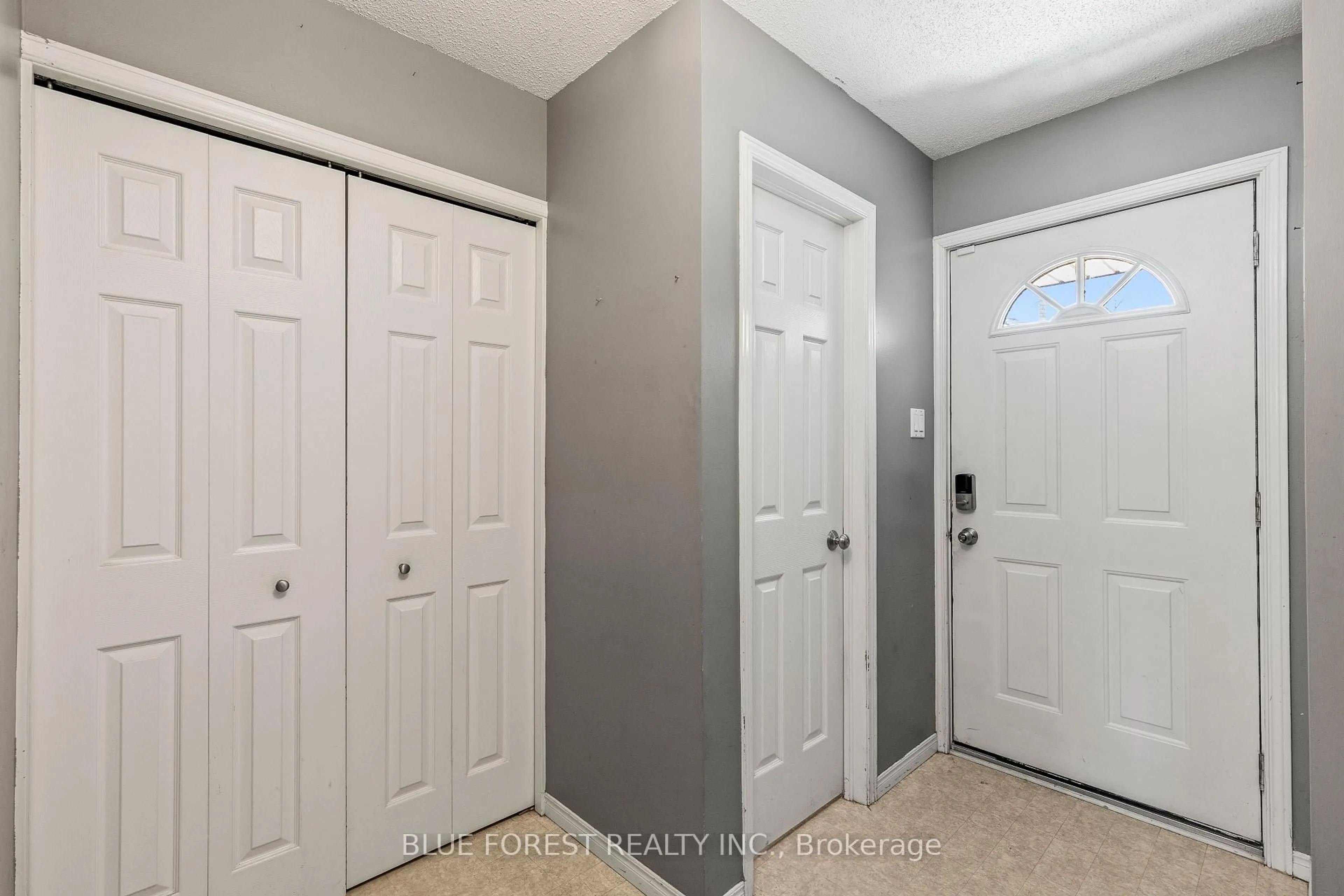 Indoor entryway for 260 Oak St, Lucan Biddulph Ontario N0M 2J0