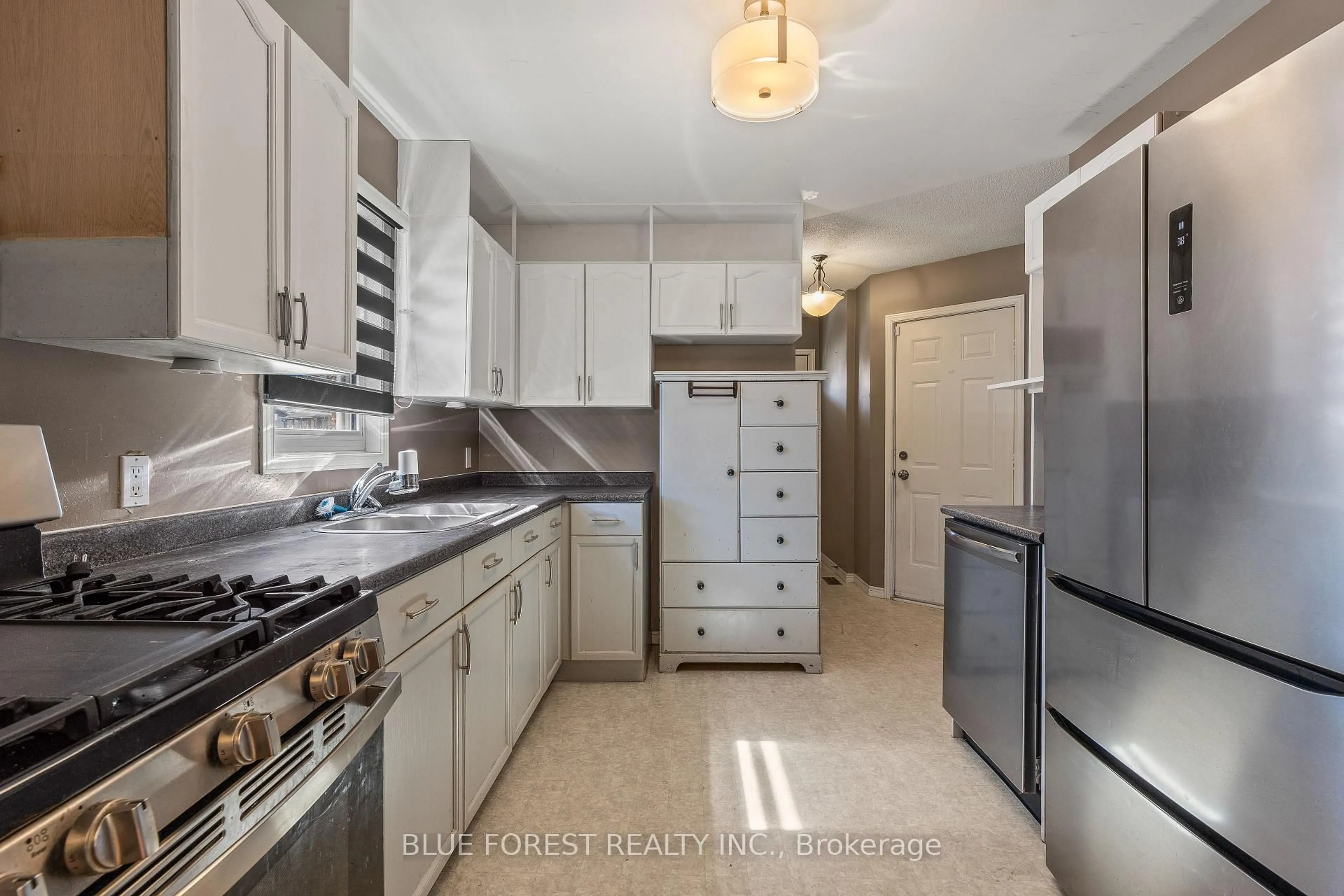 Standard kitchen, ceramic/tile floor for 260 Oak St, Lucan Biddulph Ontario N0M 2J0