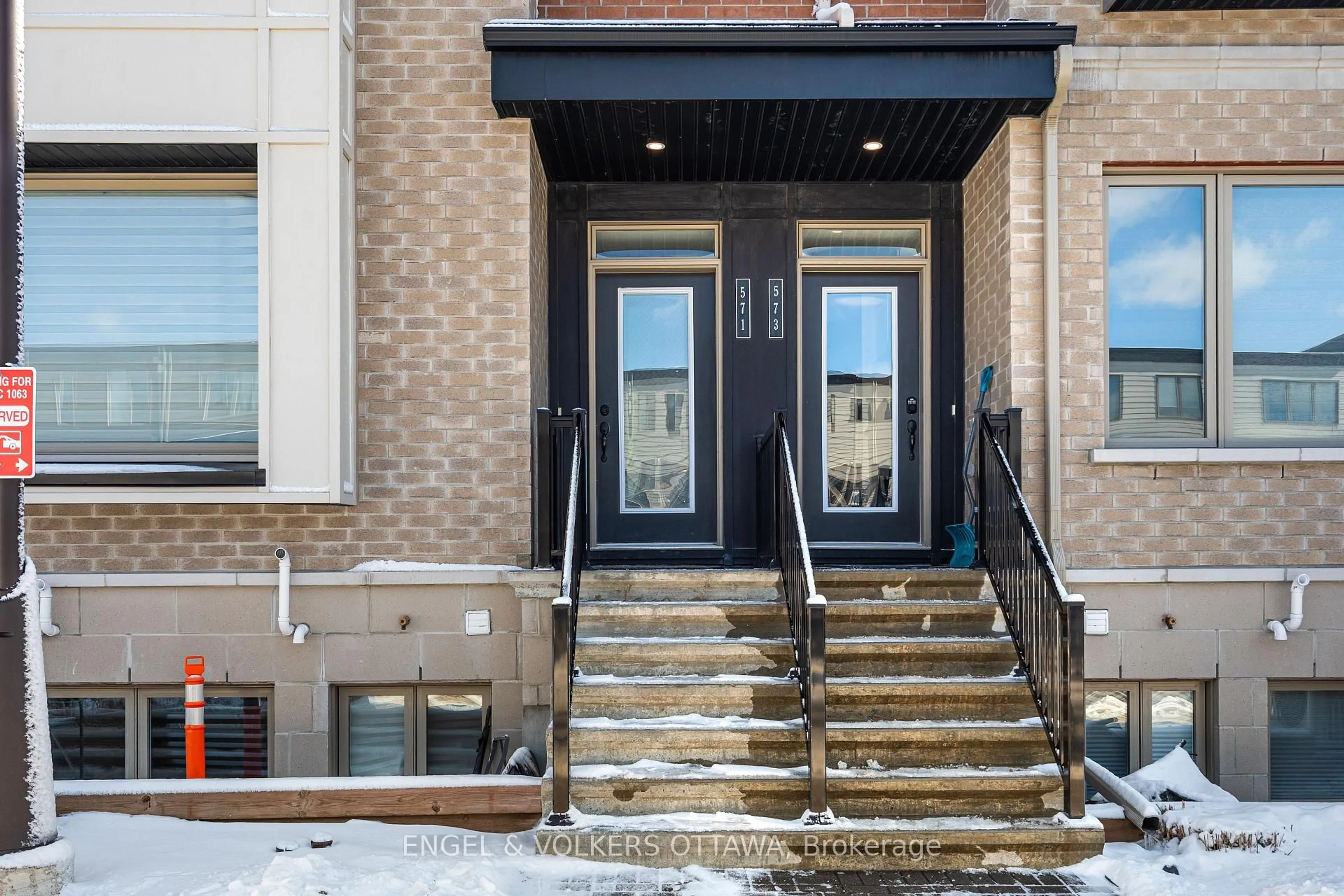 Indoor entryway for 571 Ozawa Private, Ottawa Ontario K1K 4Z9