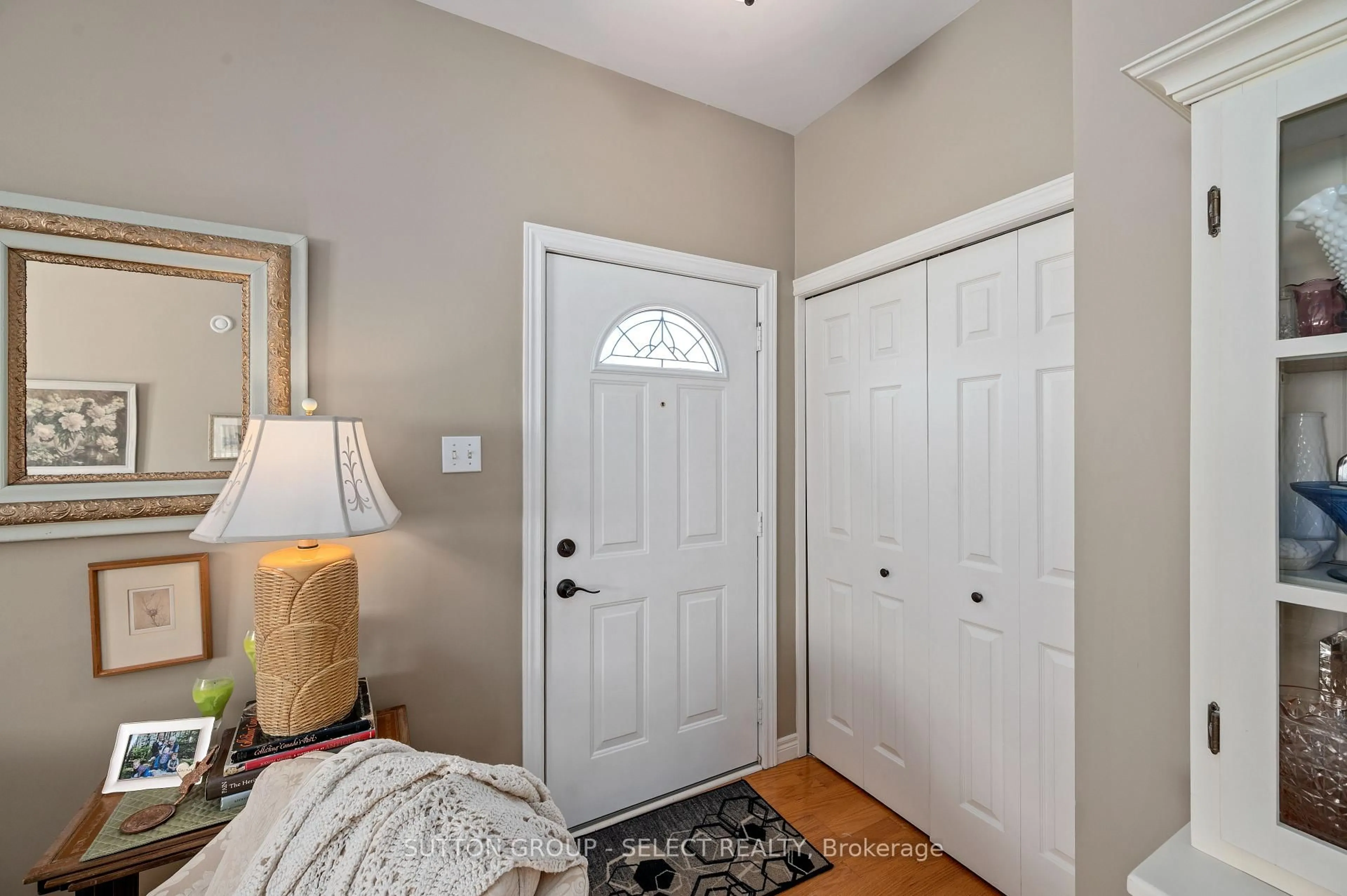 Indoor entryway for 32 Robin St, North Middlesex Ontario N0M 1A0