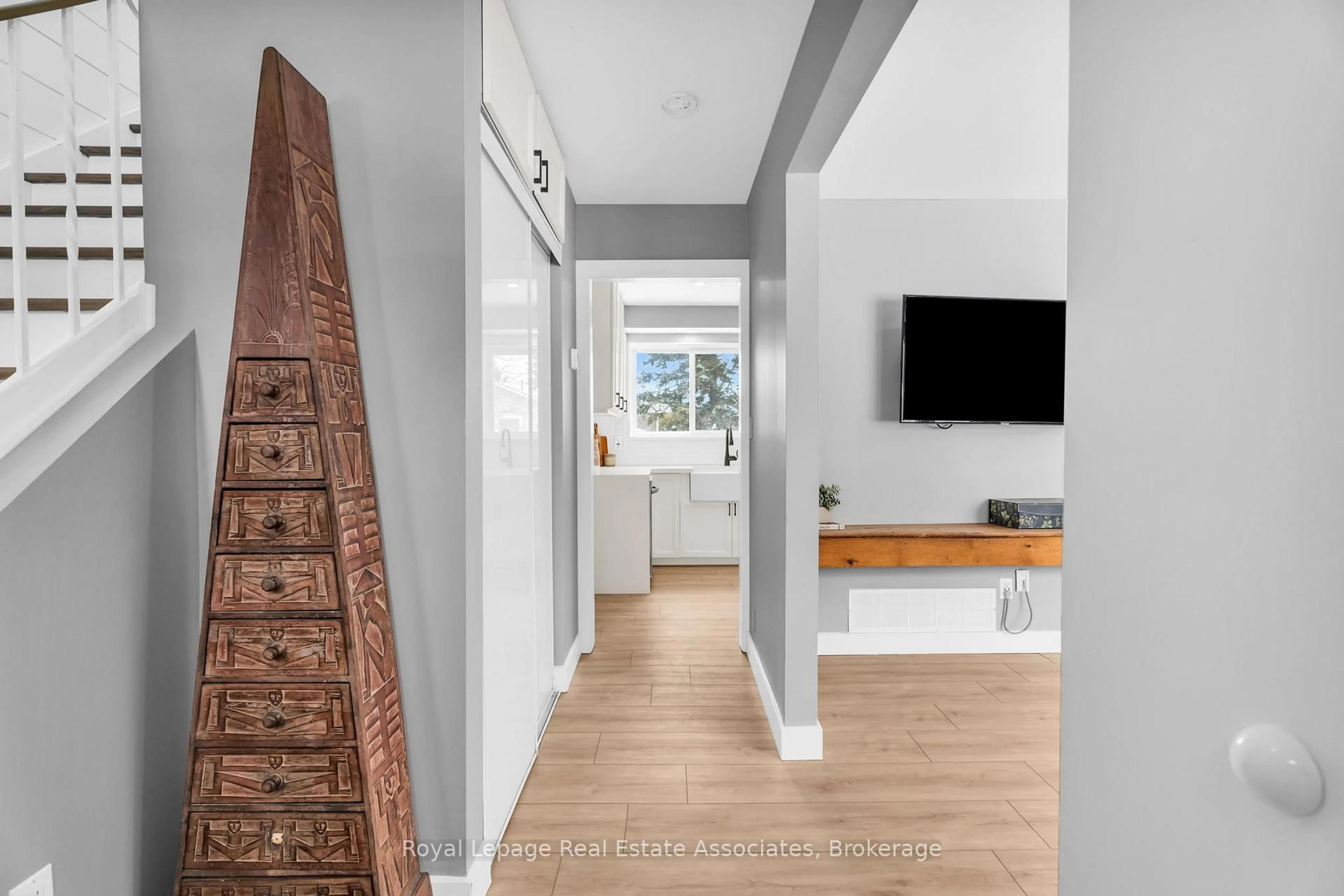 Indoor entryway for 112 Susan St, Shelburne Ontario L9V 2W7