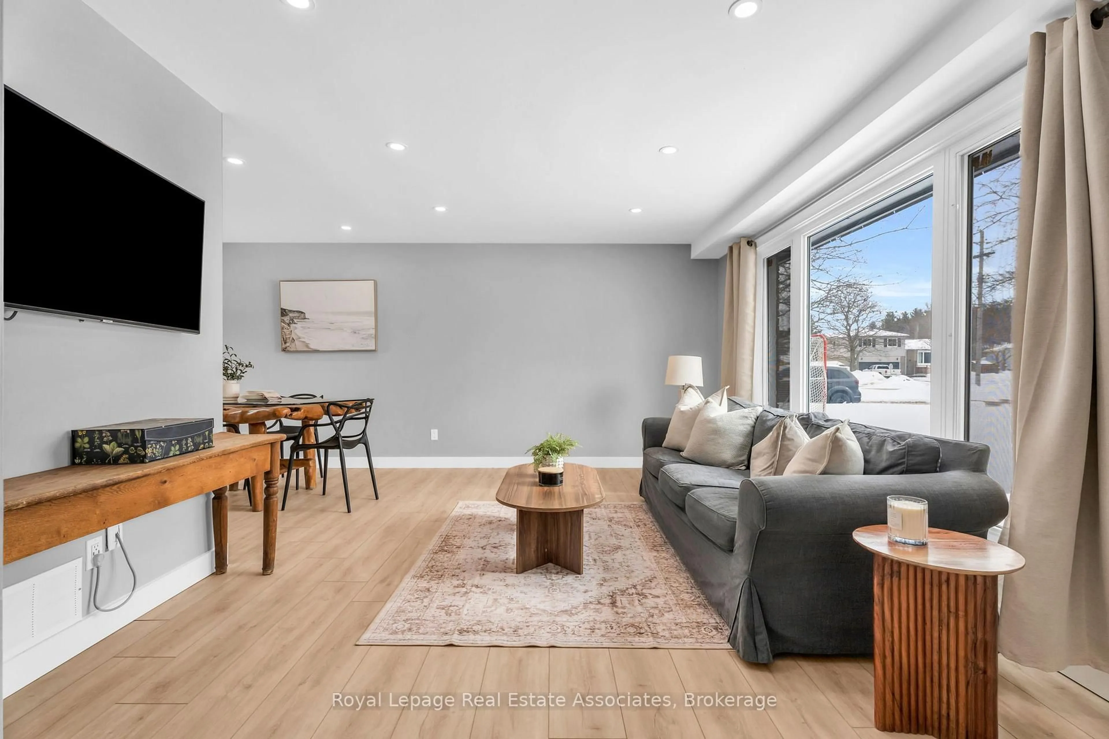 Living room with furniture, wood/laminate floor for 112 Susan St, Shelburne Ontario L9V 2W7