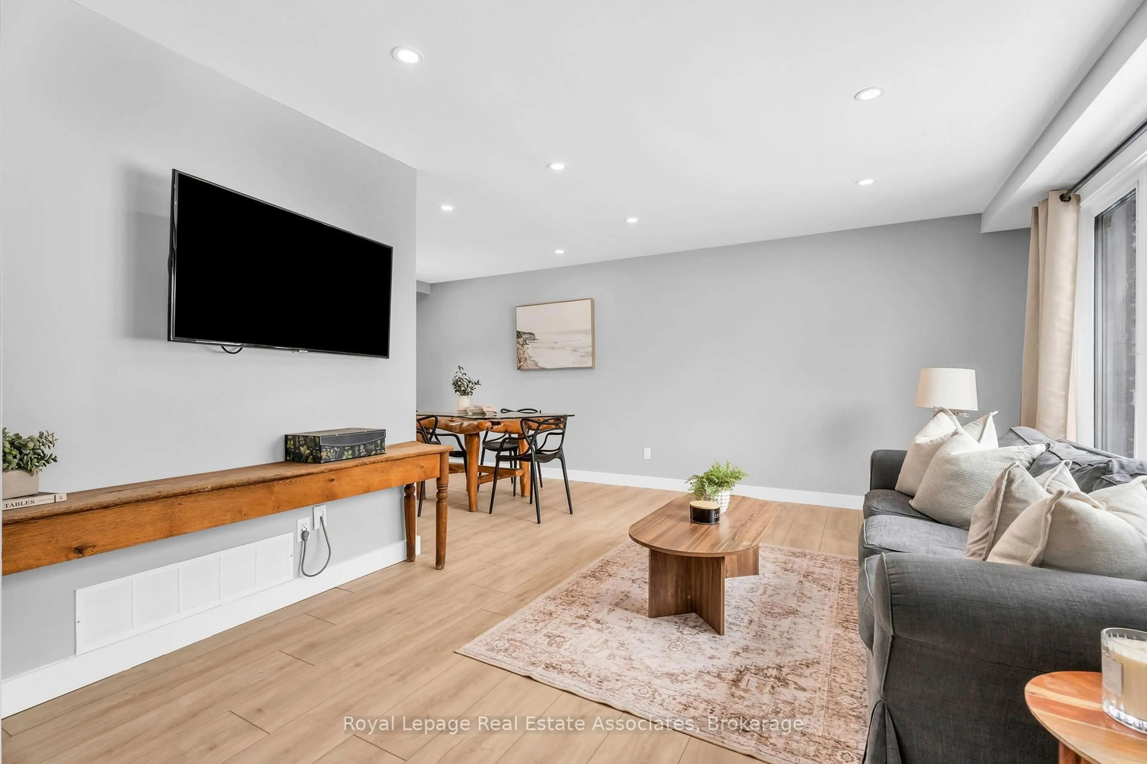 Living room with furniture, wood/laminate floor for 112 Susan St, Shelburne Ontario L9V 2W7