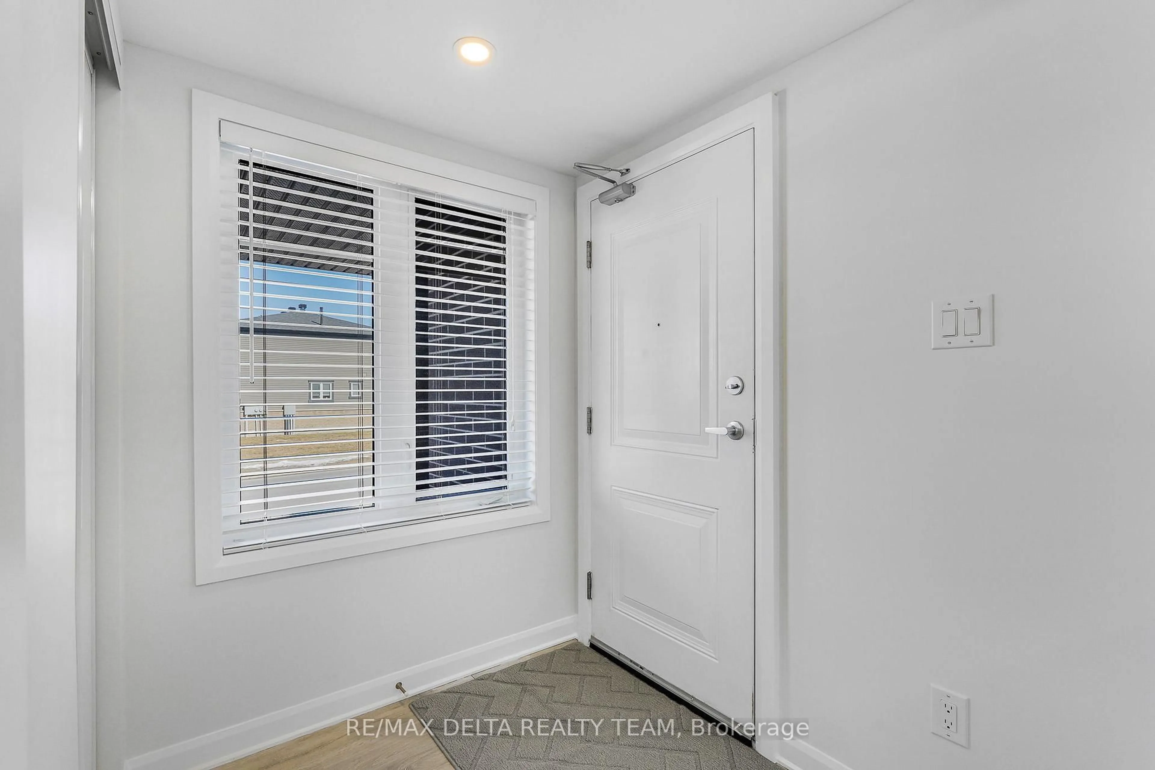 Indoor entryway for 516 Decoeur Dr #D, Ottawa Ontario K4A 5H5