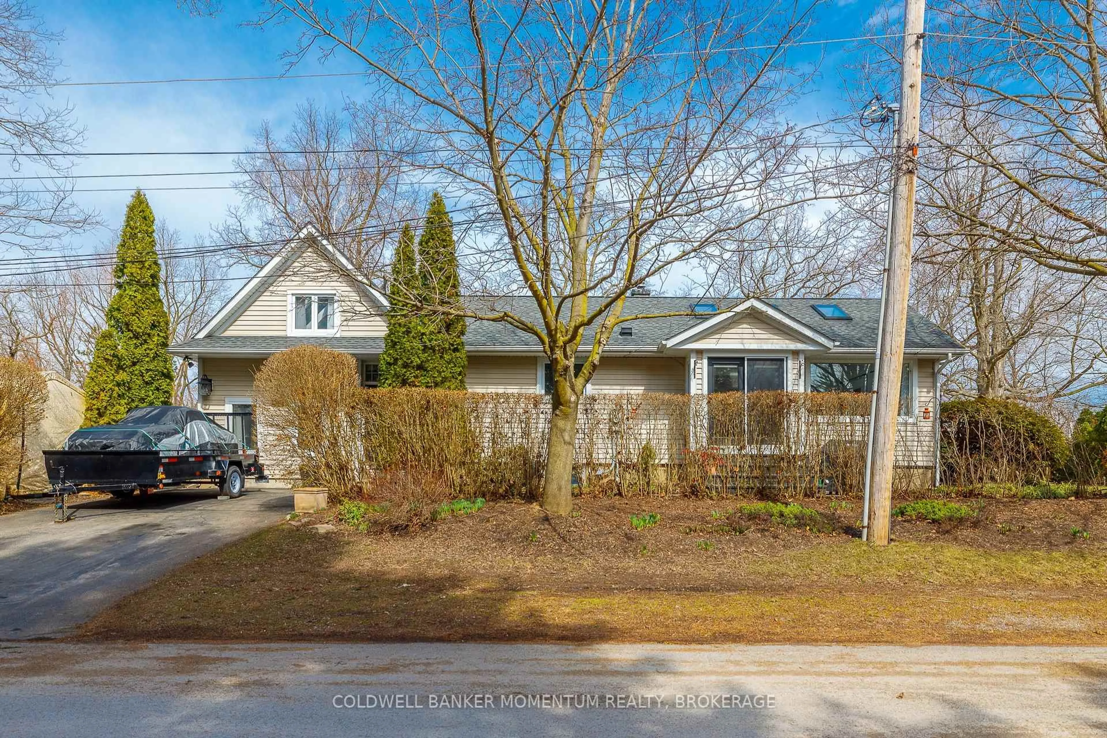 A pic from outside/outdoor area/front of a property/back of a property/a pic from drone, street for 113 Centre St, Niagara-on-the-Lake Ontario L0S 1J0