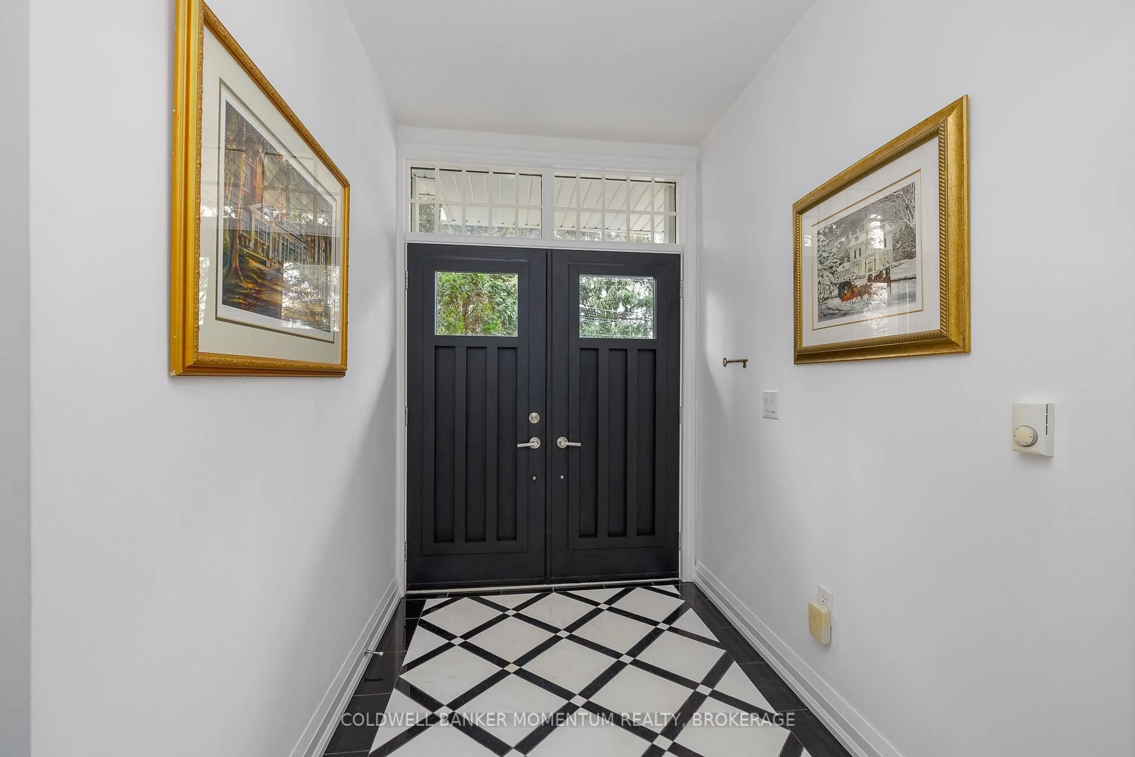 Indoor entryway for 113 Centre St, Niagara-on-the-Lake Ontario L0S 1J0