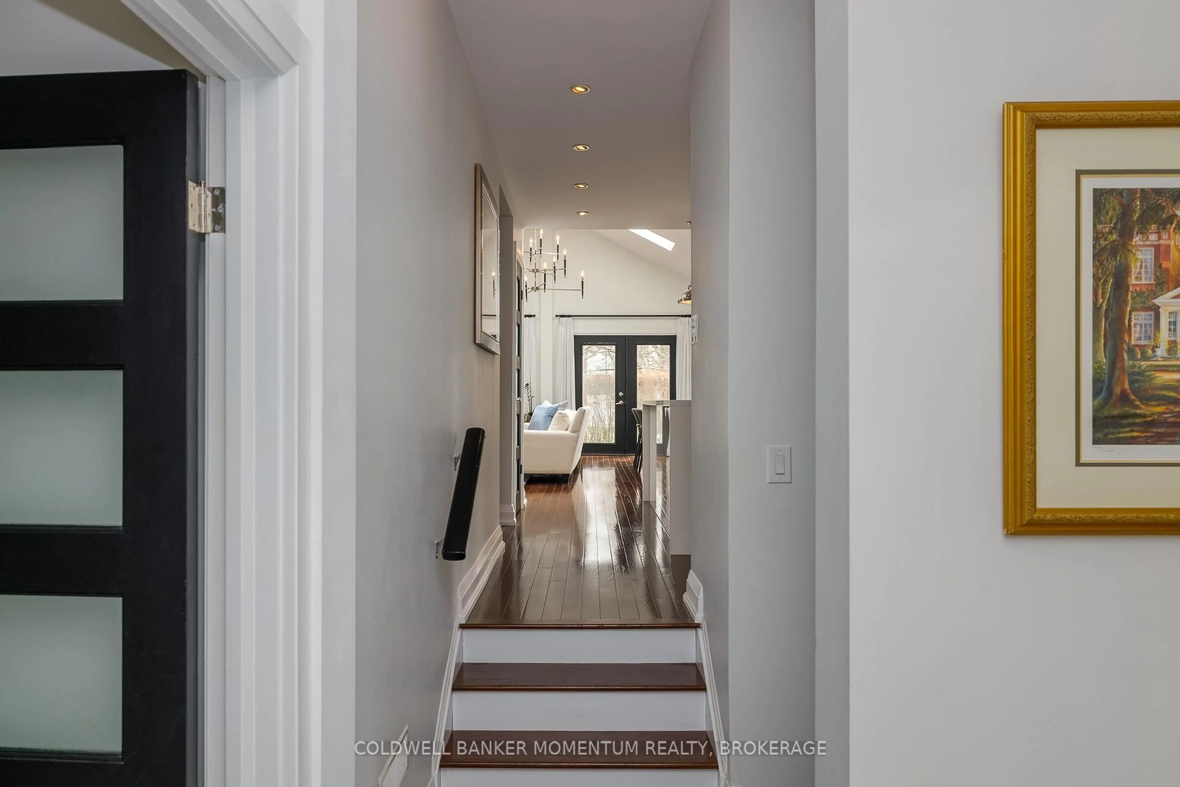 Indoor entryway for 113 Centre St, Niagara-on-the-Lake Ontario L0S 1J0
