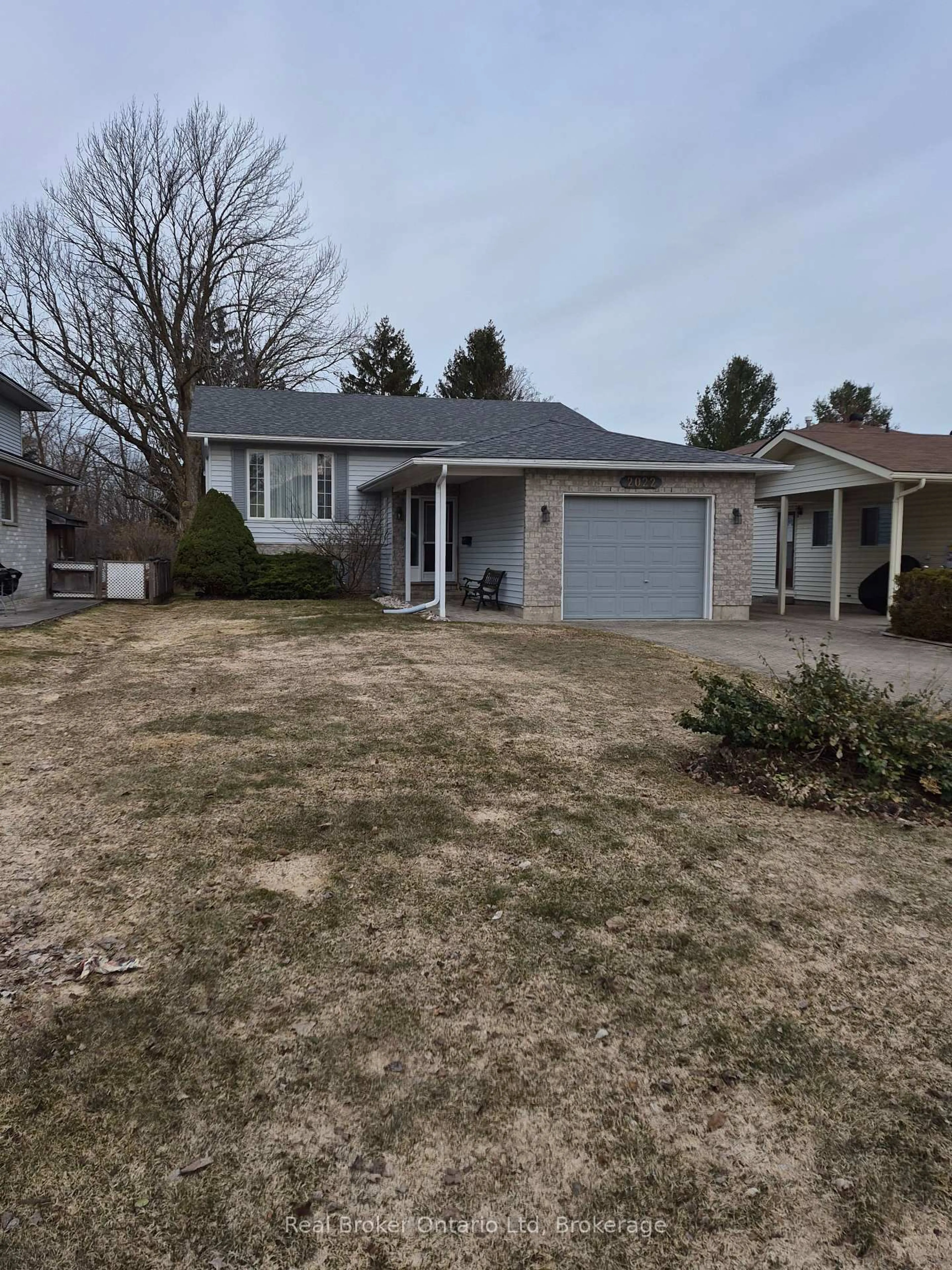 A pic from outside/outdoor area/front of a property/back of a property/a pic from drone, street for 2022 7th Ave, Owen Sound Ontario N4K 6R9