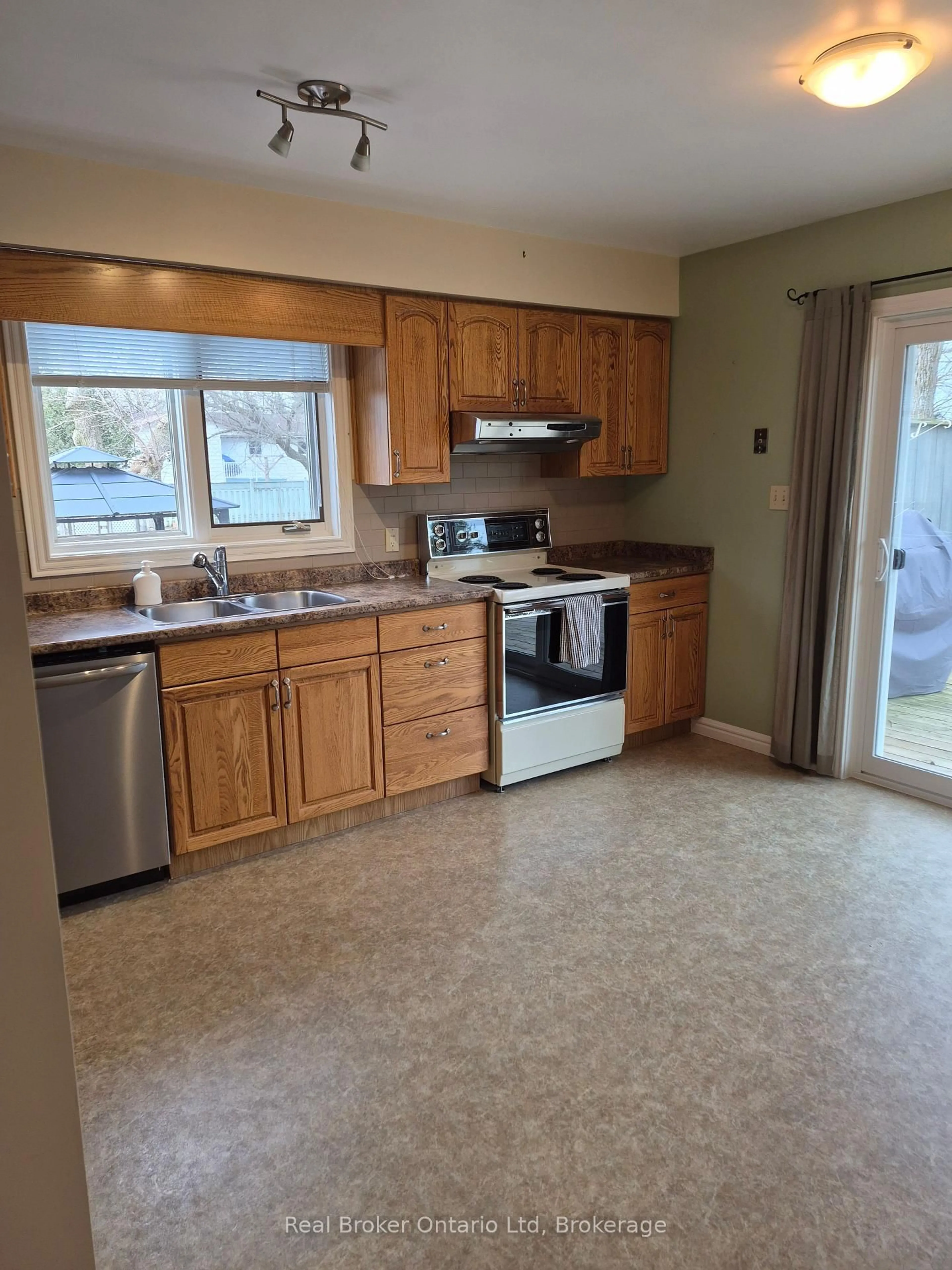 Standard kitchen, unknown for 2022 7th Ave, Owen Sound Ontario N4K 6R9
