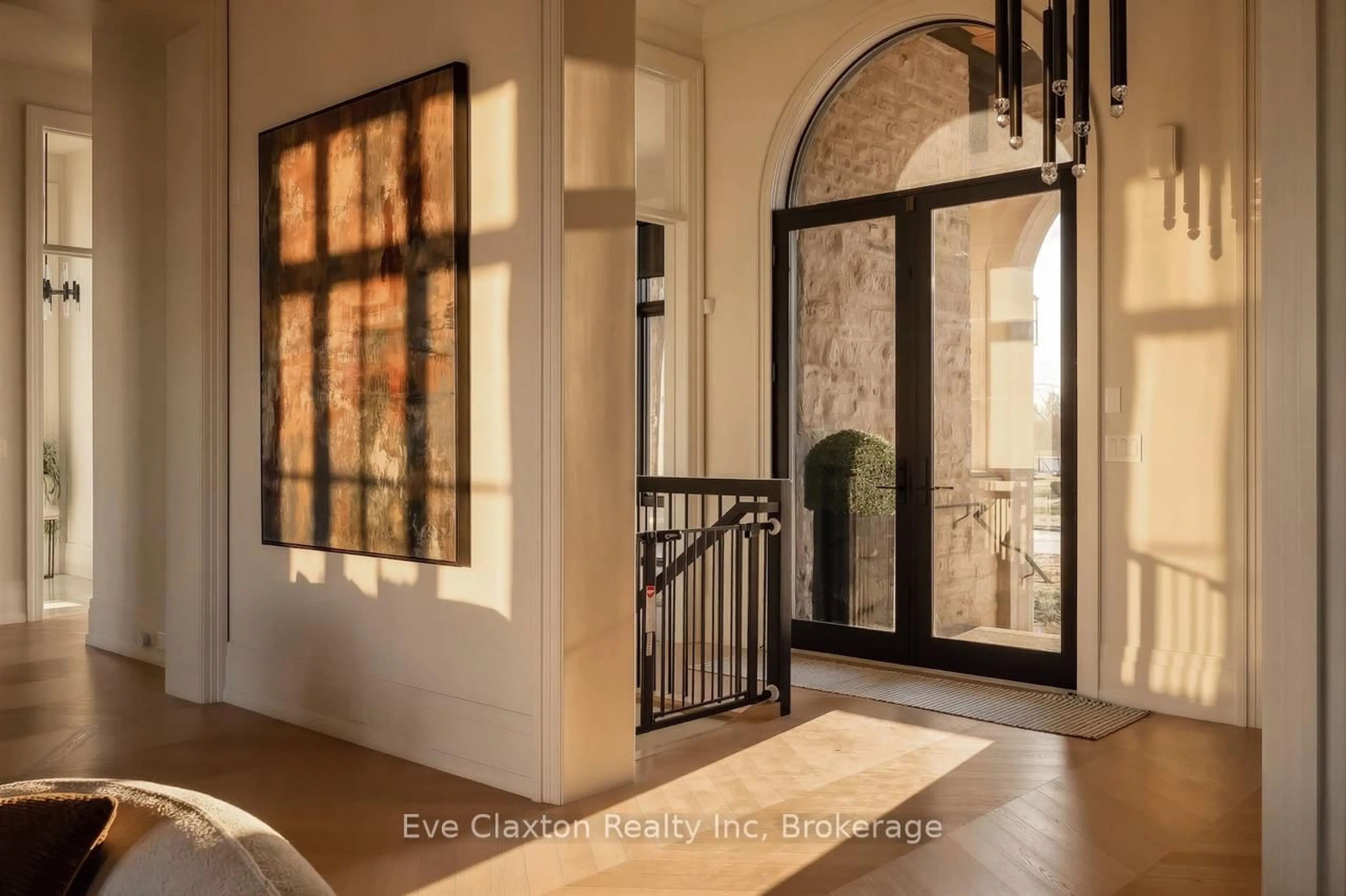 Indoor entryway for 112 Heritage Lake Dr, Puslinch Ontario N0B 2J0