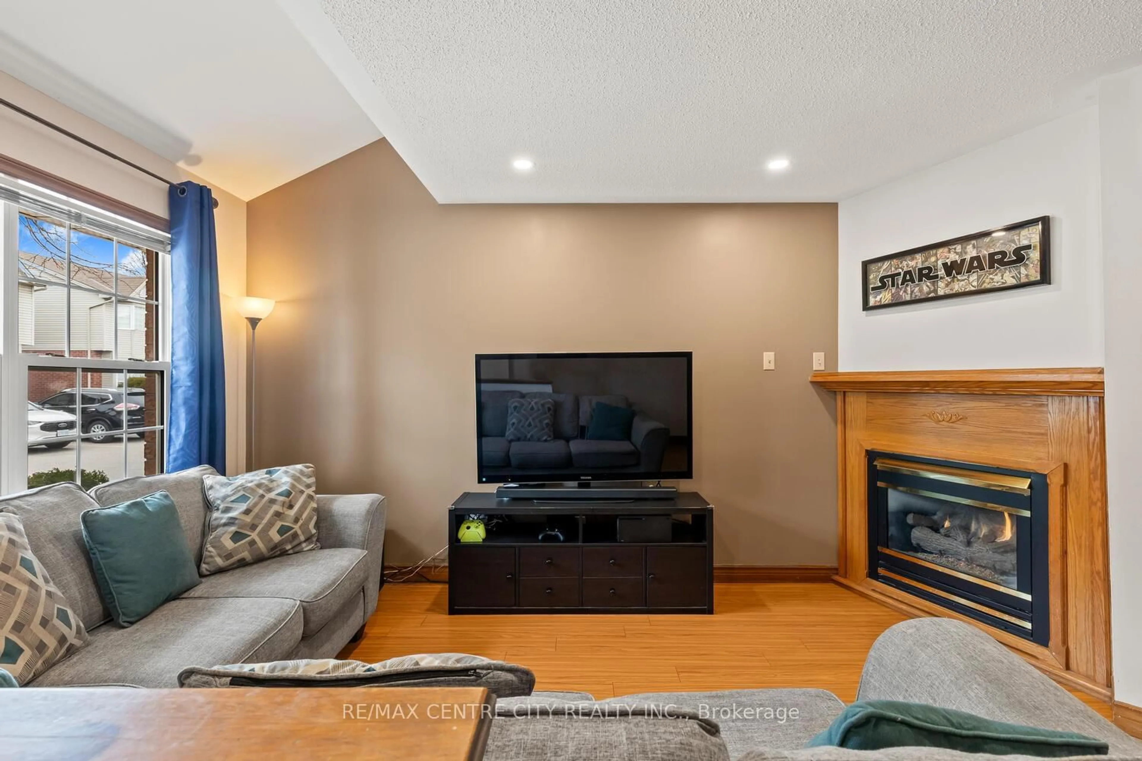 Living room with furniture, wood/laminate floor for 20 Kernohan Pkwy #1, London South Ontario N6J 4Y3