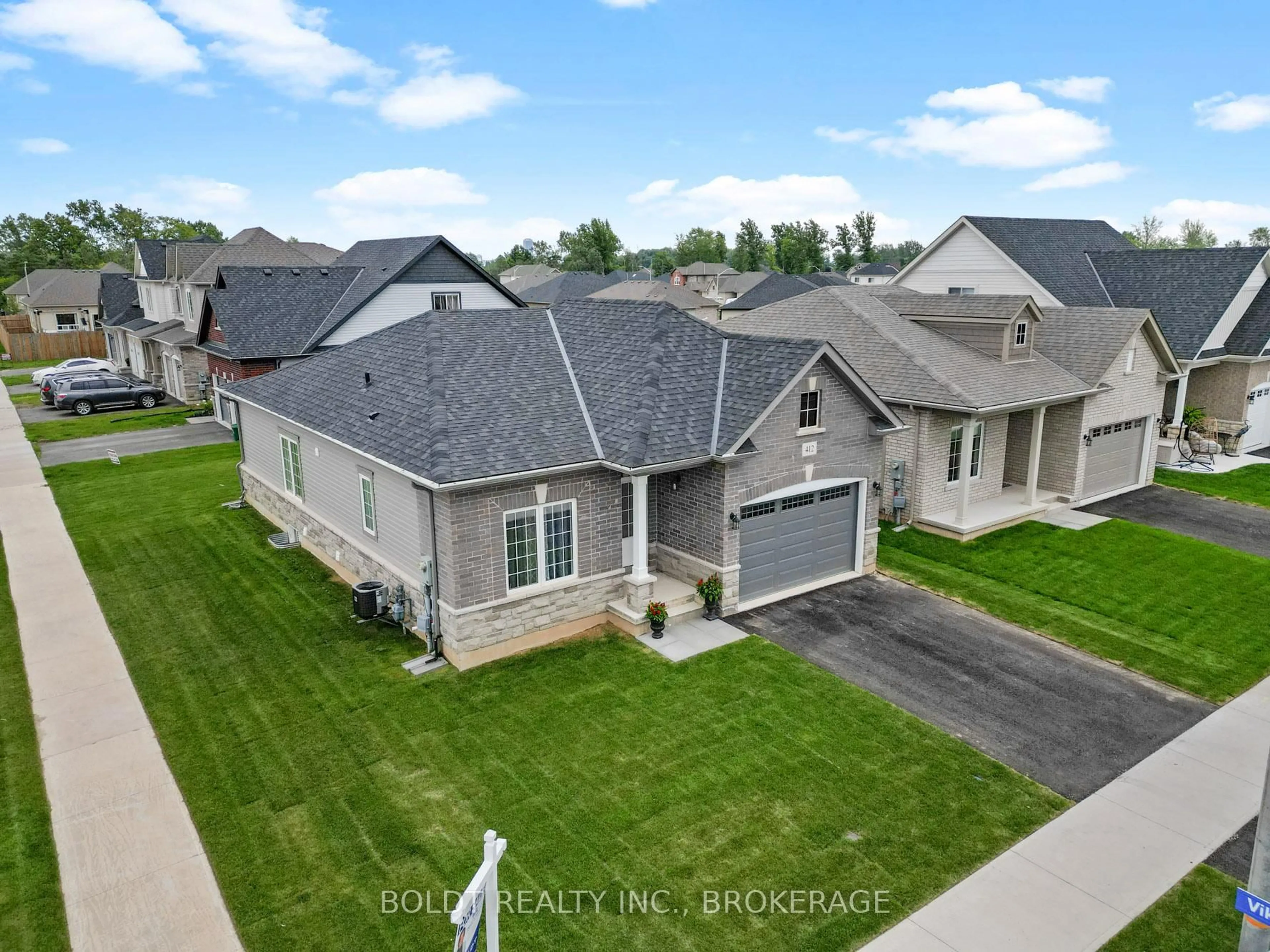 A pic from outside/outdoor area/front of a property/back of a property/a pic from drone, street for 412 Hummel Cres, Fort Erie Ontario L2A 0E8