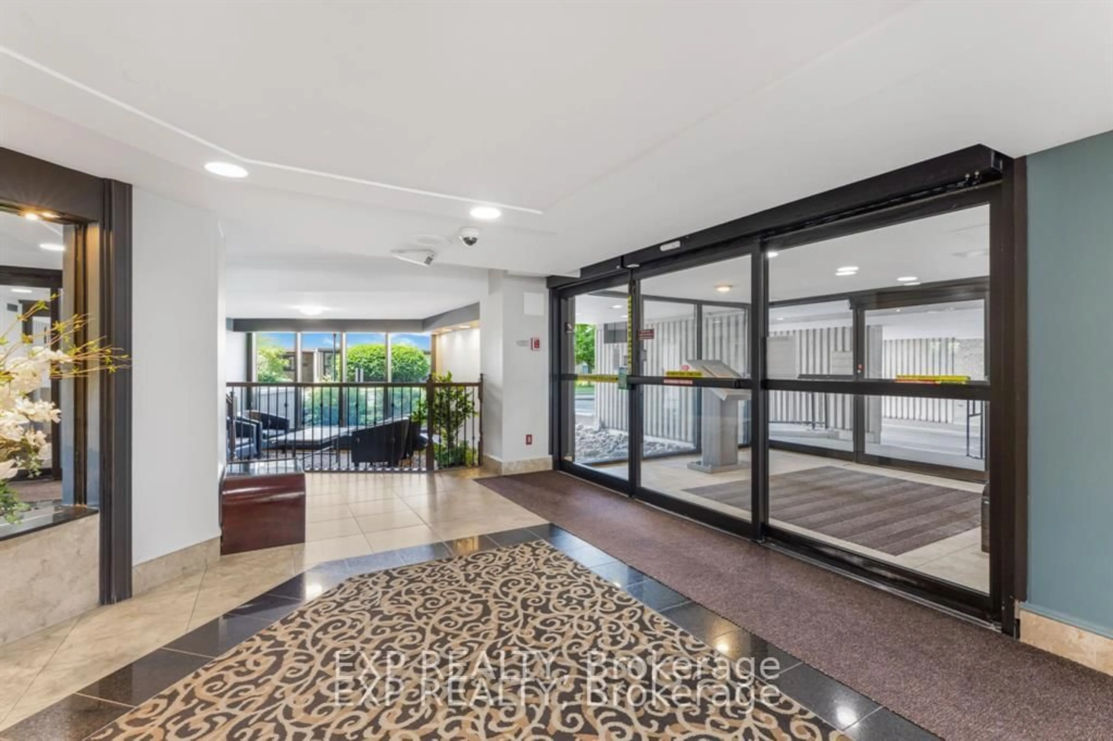 Indoor foyer for 1081 Ambleside Dr #1603, Ottawa Ontario K2B 8C8
