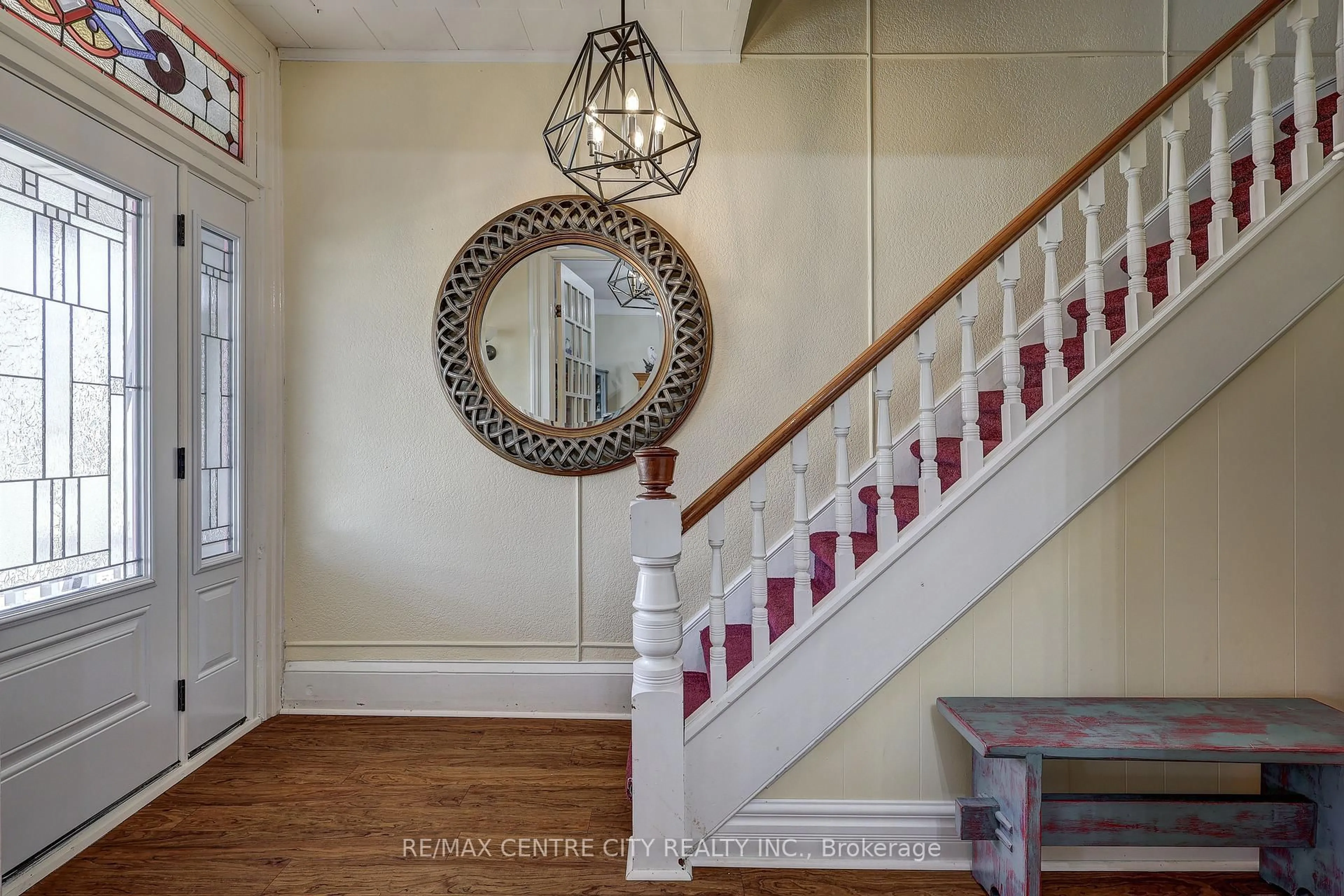 Indoor entryway for 316 Talbot St, Aylmer Ontario N5H 1H9