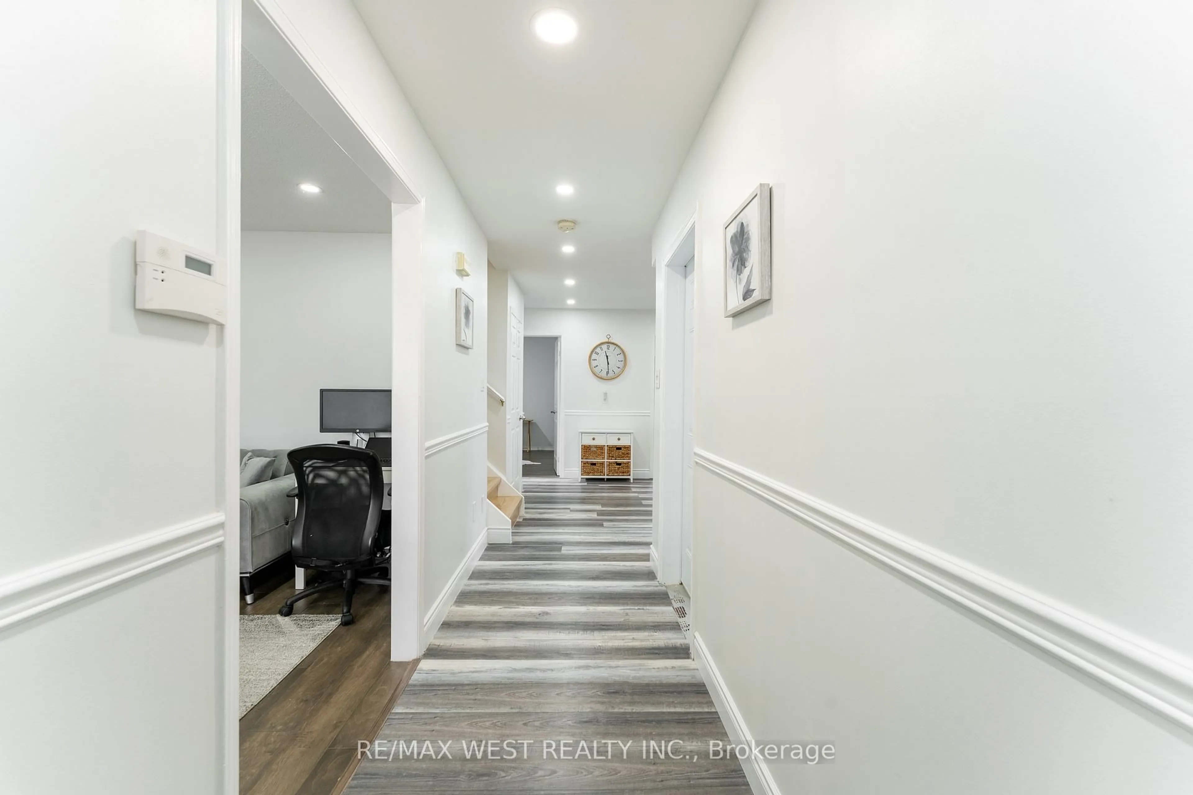 Indoor entryway for 721 Acadia Dr, Hamilton Ontario L8W 3V2