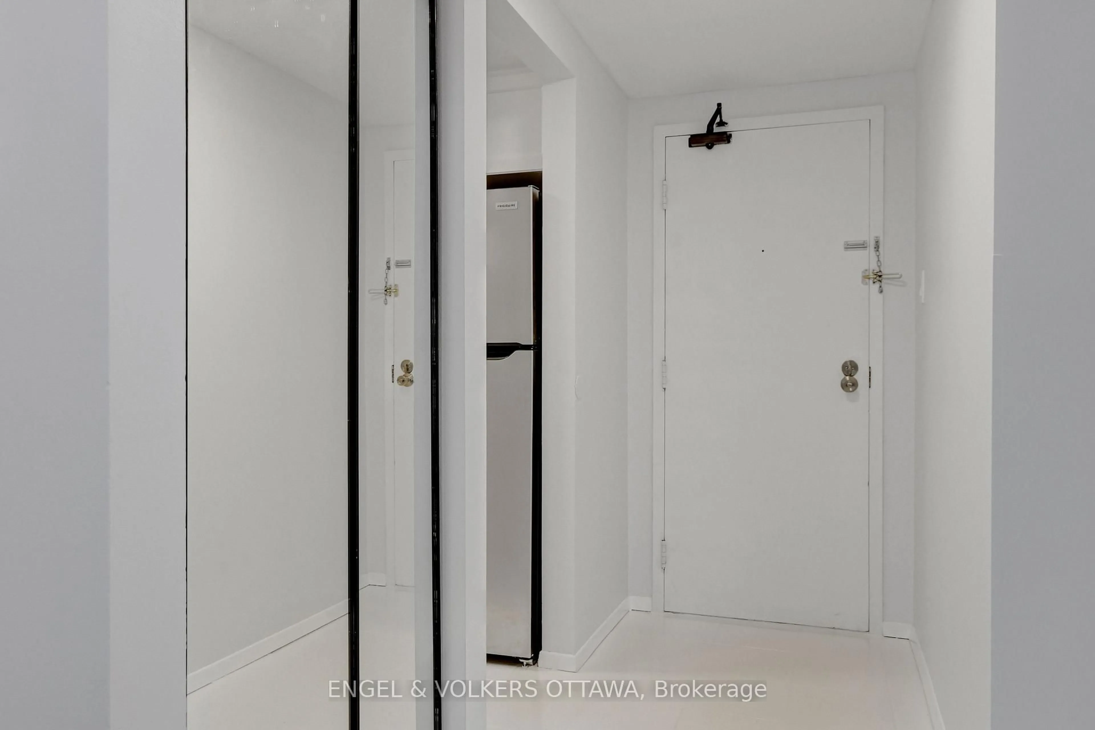 Indoor entryway for 6532 Bilberry Dr #112, Ottawa Ontario K1C 4N9